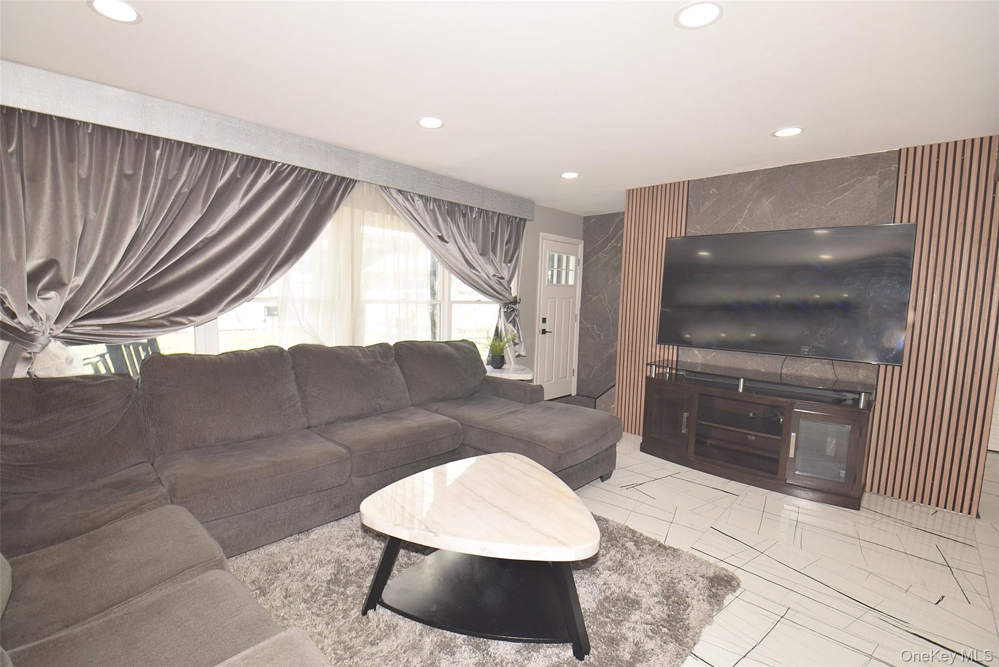 32 W Cabot Lane – For Sale photo 9