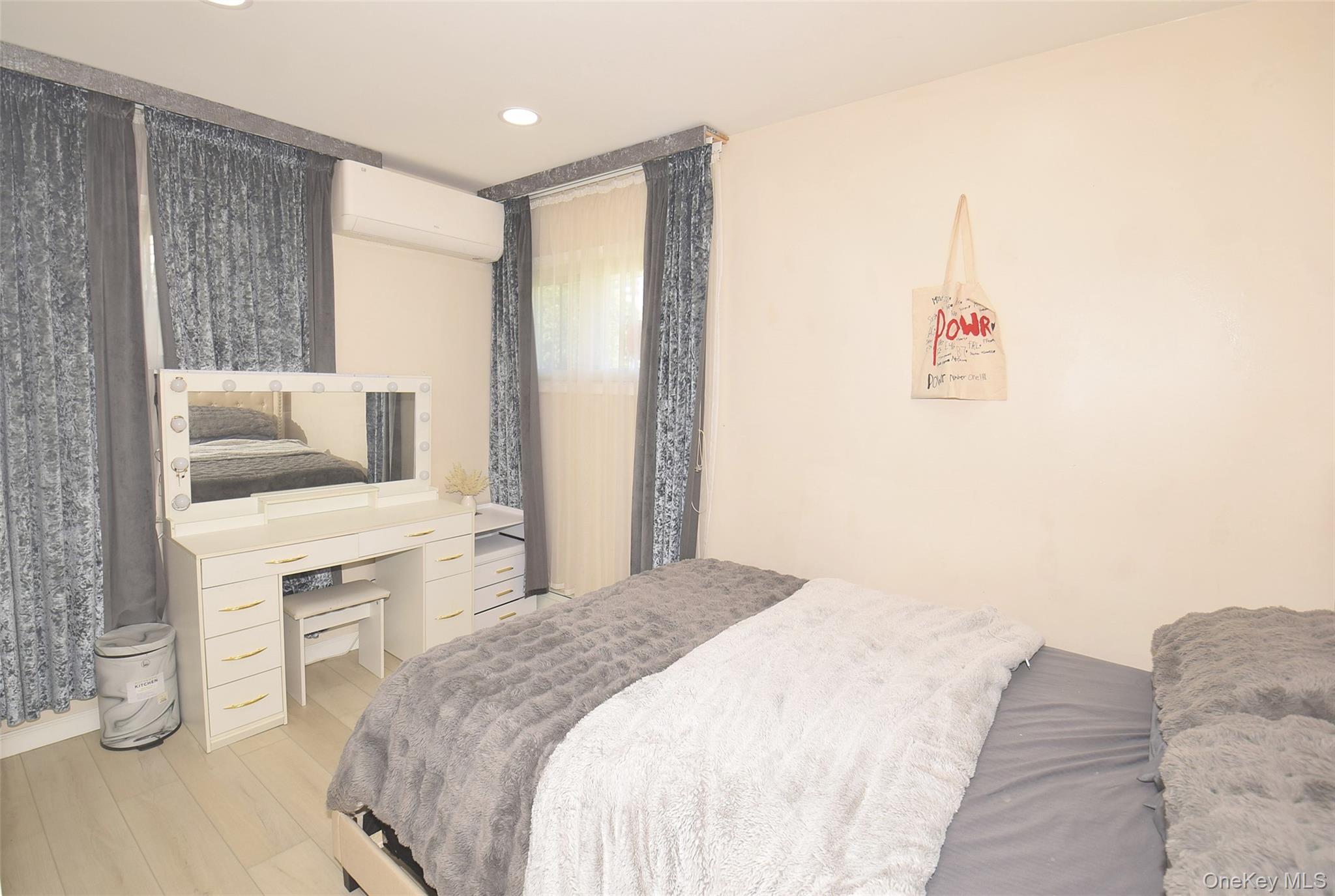 32 W Cabot Lane – For Sale photo 13
