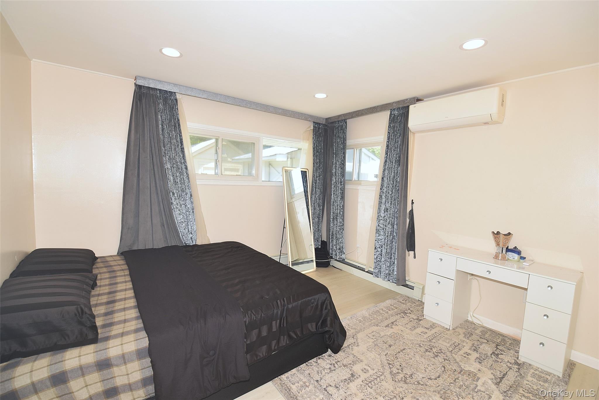 32 W Cabot Lane – For Sale photo 14