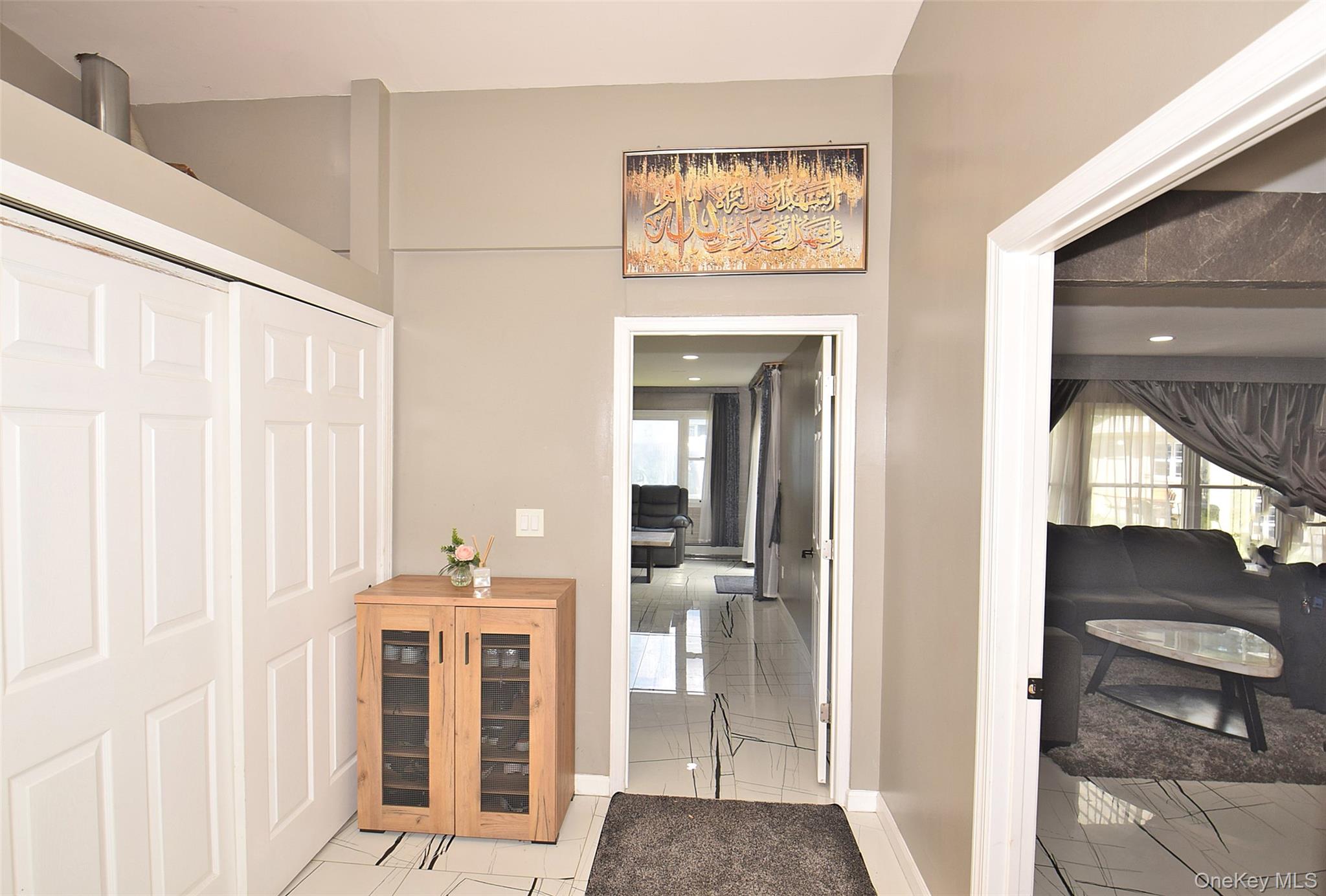 32 W Cabot Lane – For Sale photo 5