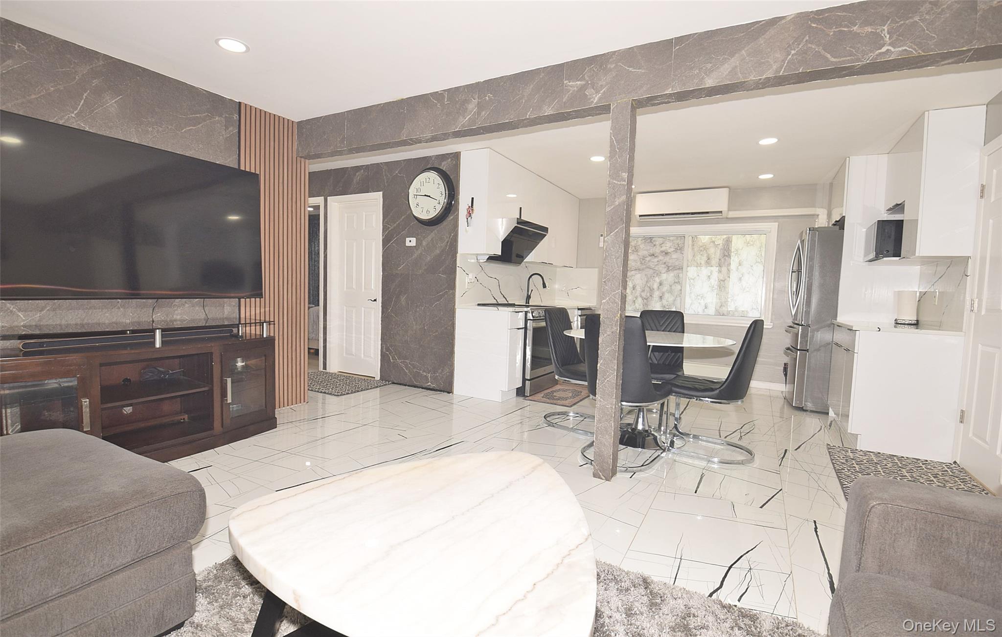 32 W Cabot Lane – For Sale photo 8