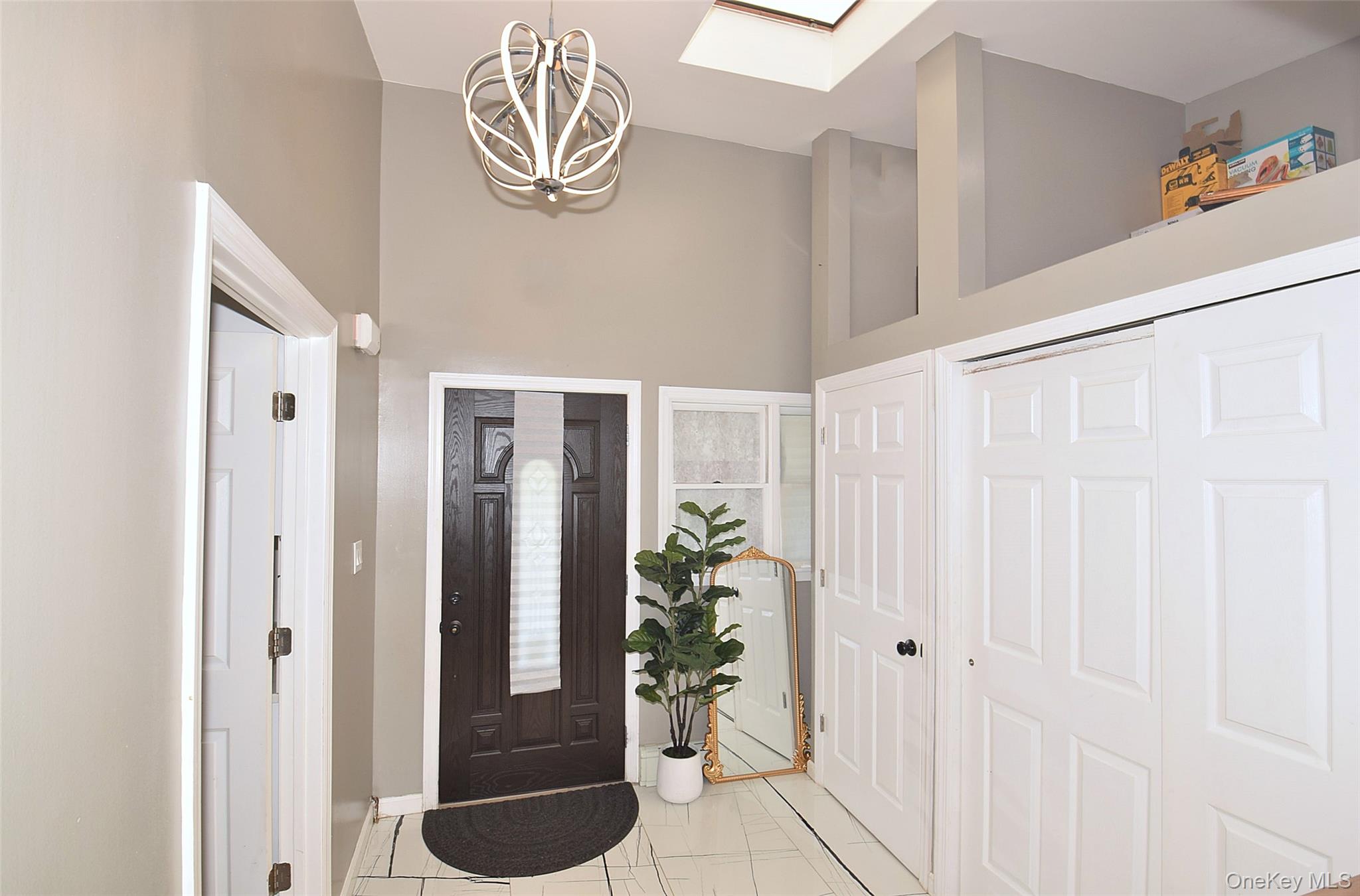 32 W Cabot Lane – For Sale photo 4