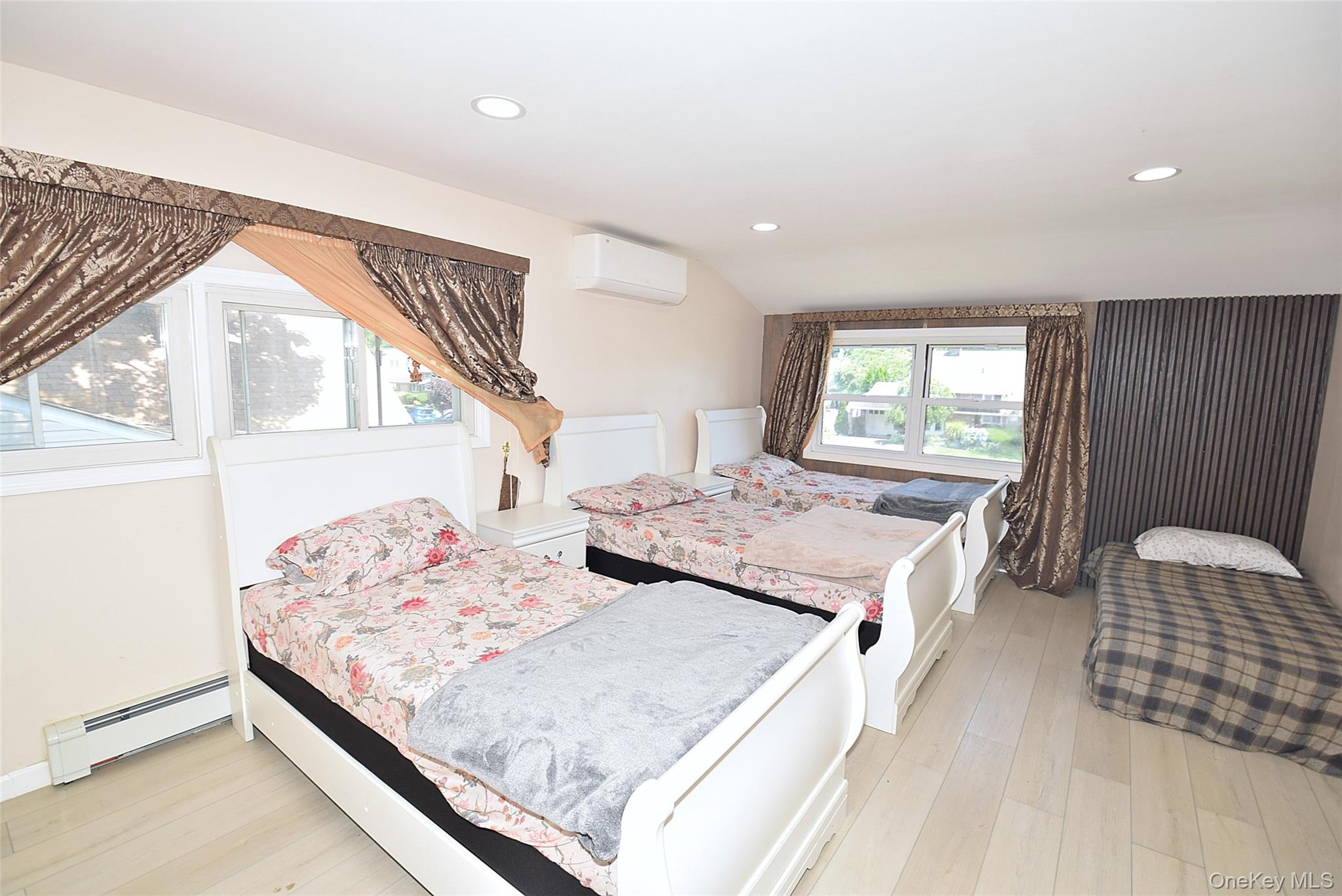 32 W Cabot Lane – For Sale photo 15