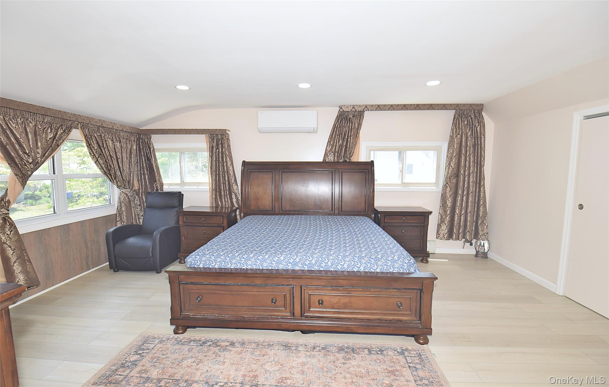 32 W Cabot Lane – For Sale photo 16