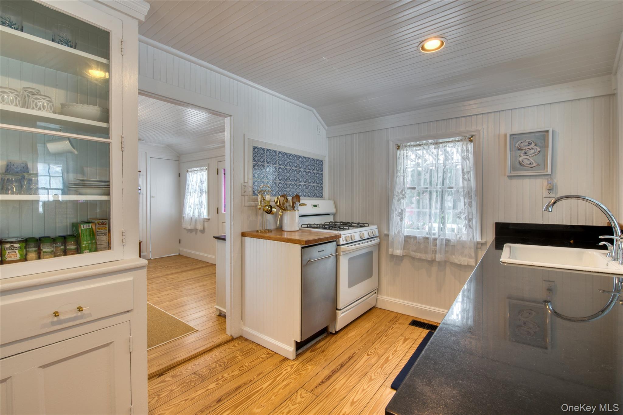 8440 Main Road – For Sale photo 4