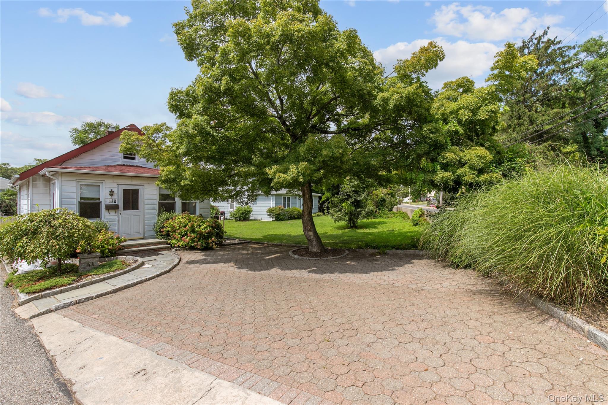 44 Perry Avenue – For Sale photo 2