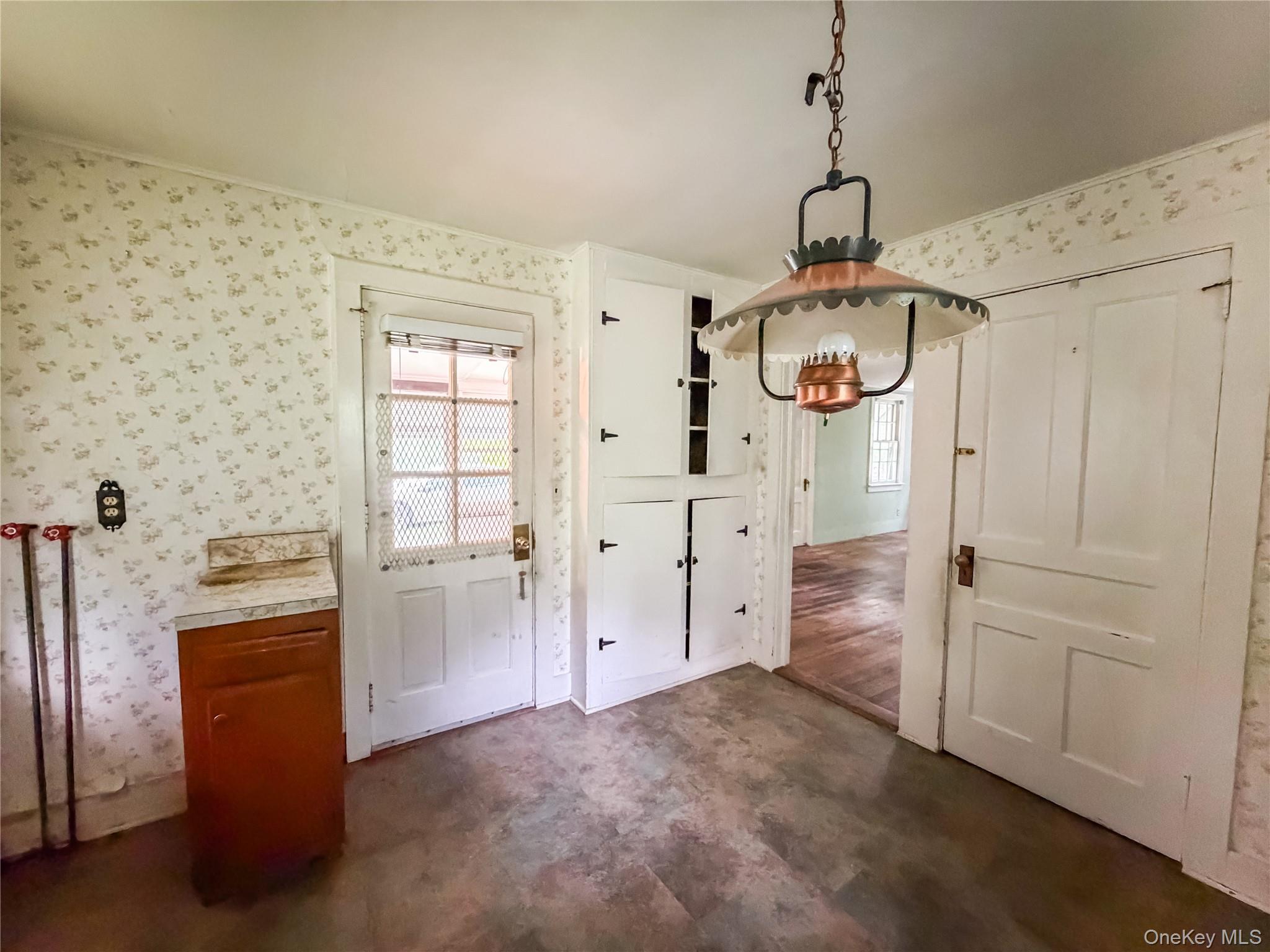 126 S Quaker Lane – For Sale photo 3