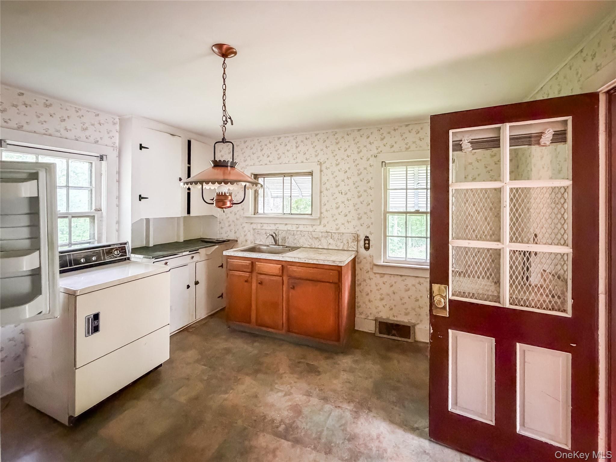 126 S Quaker Lane – For Sale photo 2