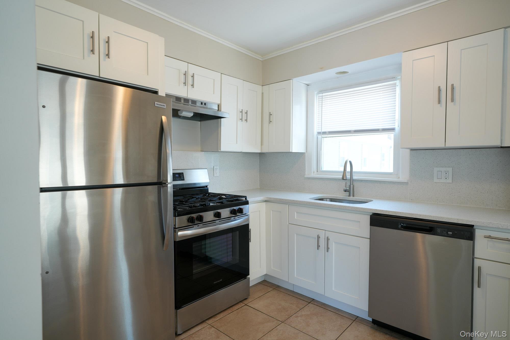 59 Troy Avenue, Unit upper photo 10