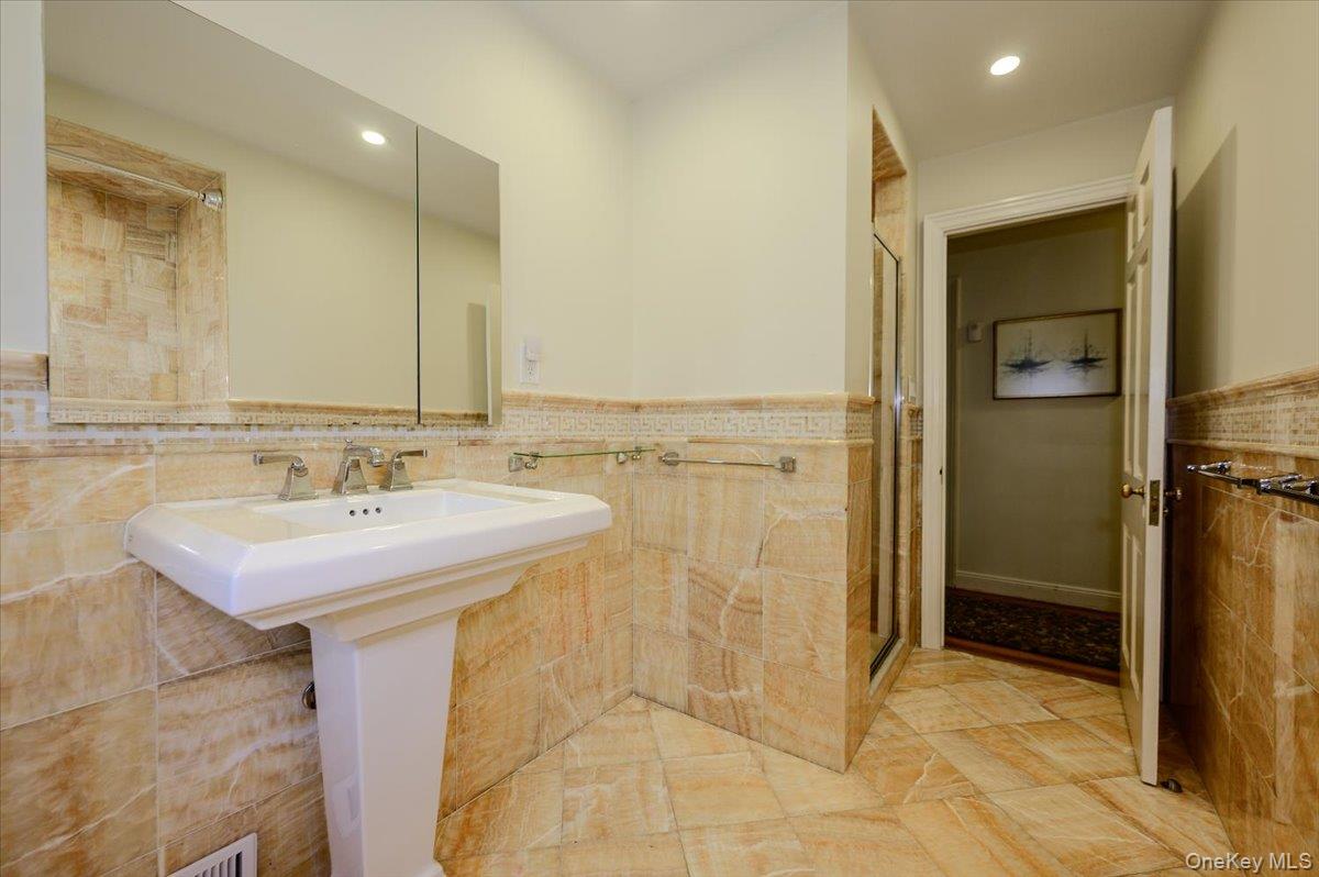 1264 Rhinelander Avenue – For Sale photo 32