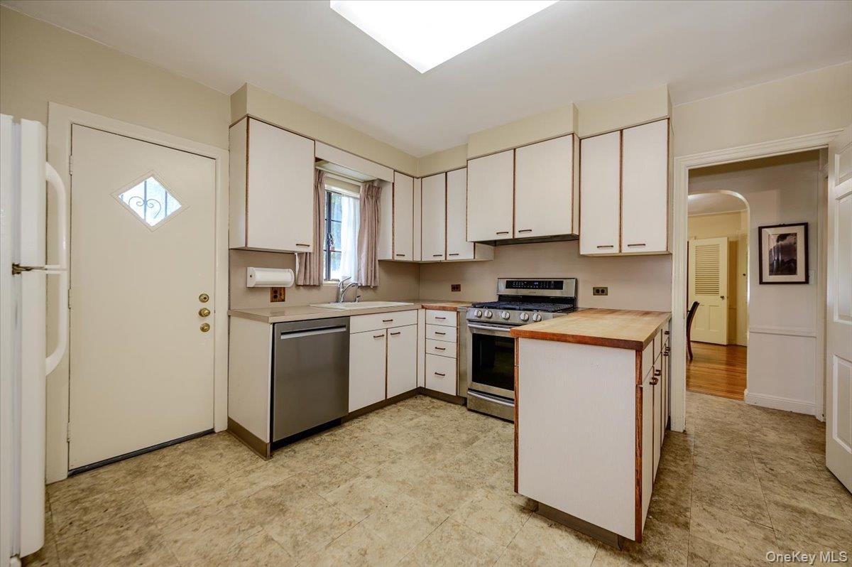 1264 Rhinelander Avenue – For Sale photo 12