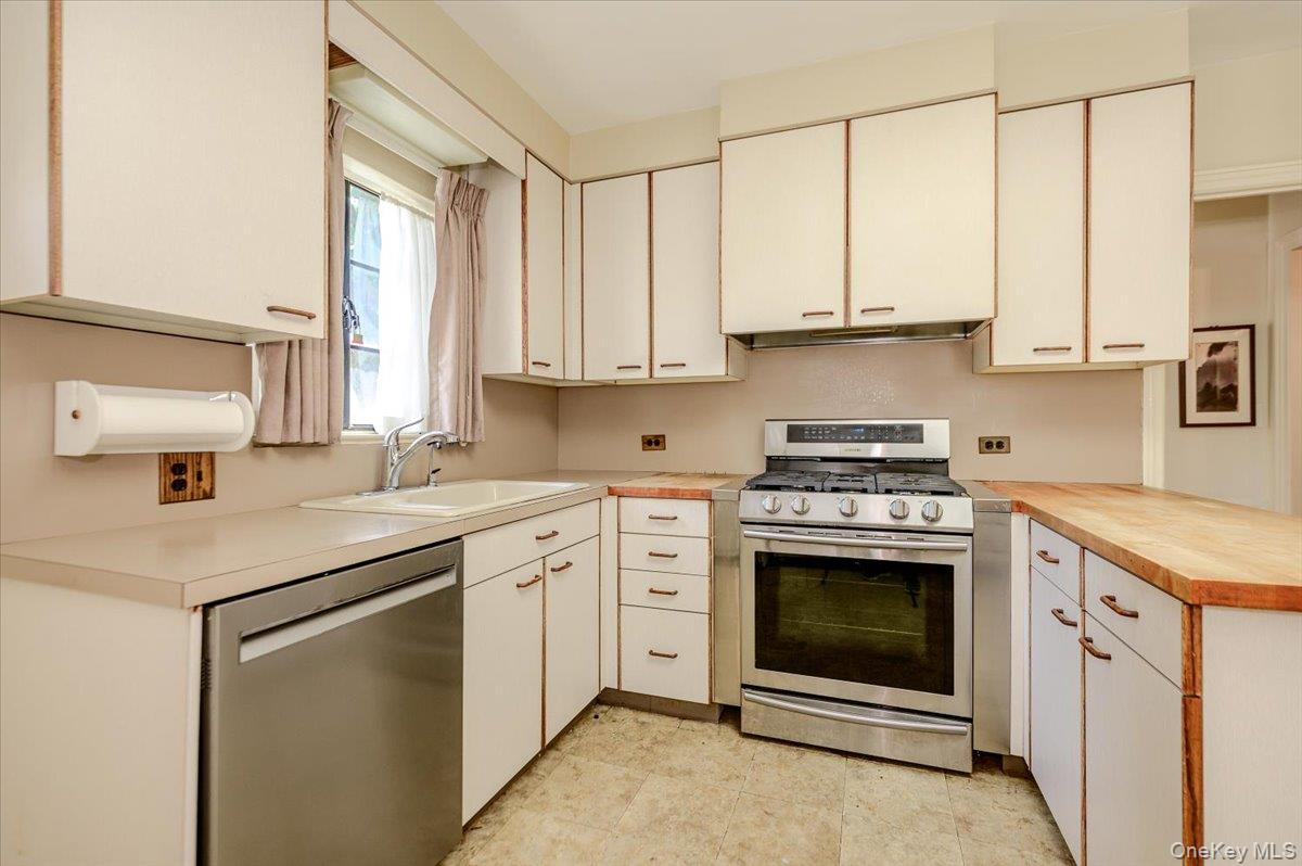 1264 Rhinelander Avenue – For Sale photo 14