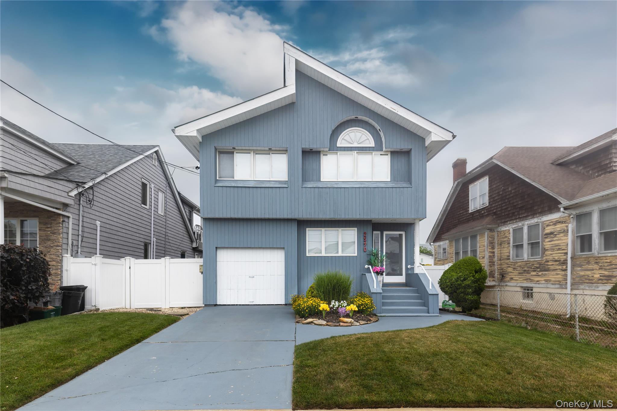 2590 Riverside Drive – For Sale