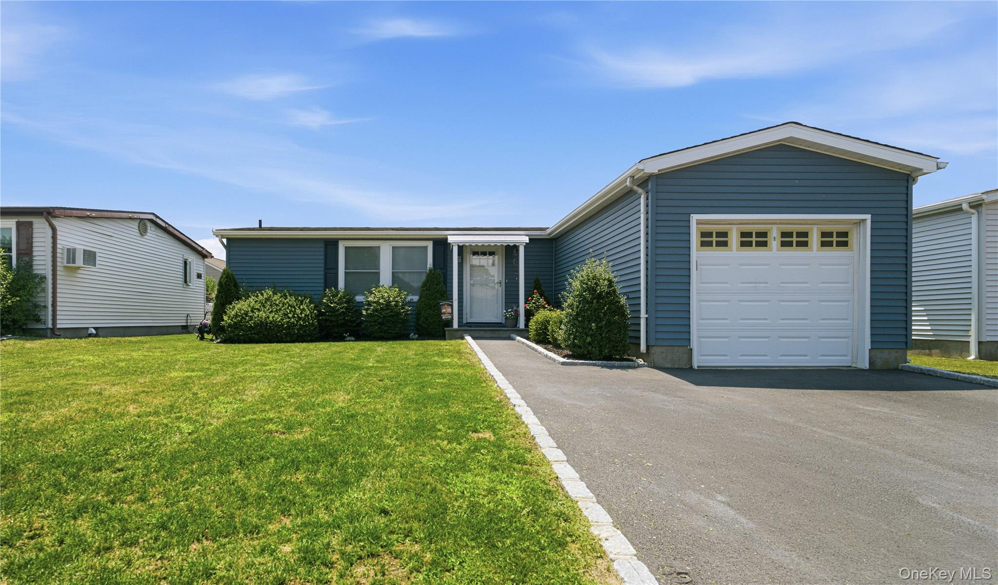 35 Village Circle S – For Sale
