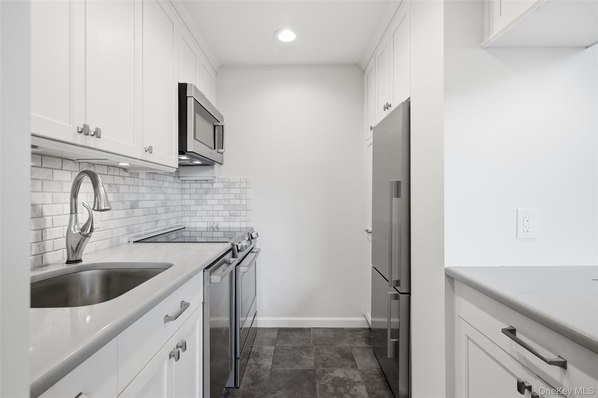 185 W Park Avenue, Unit 518 photo 9