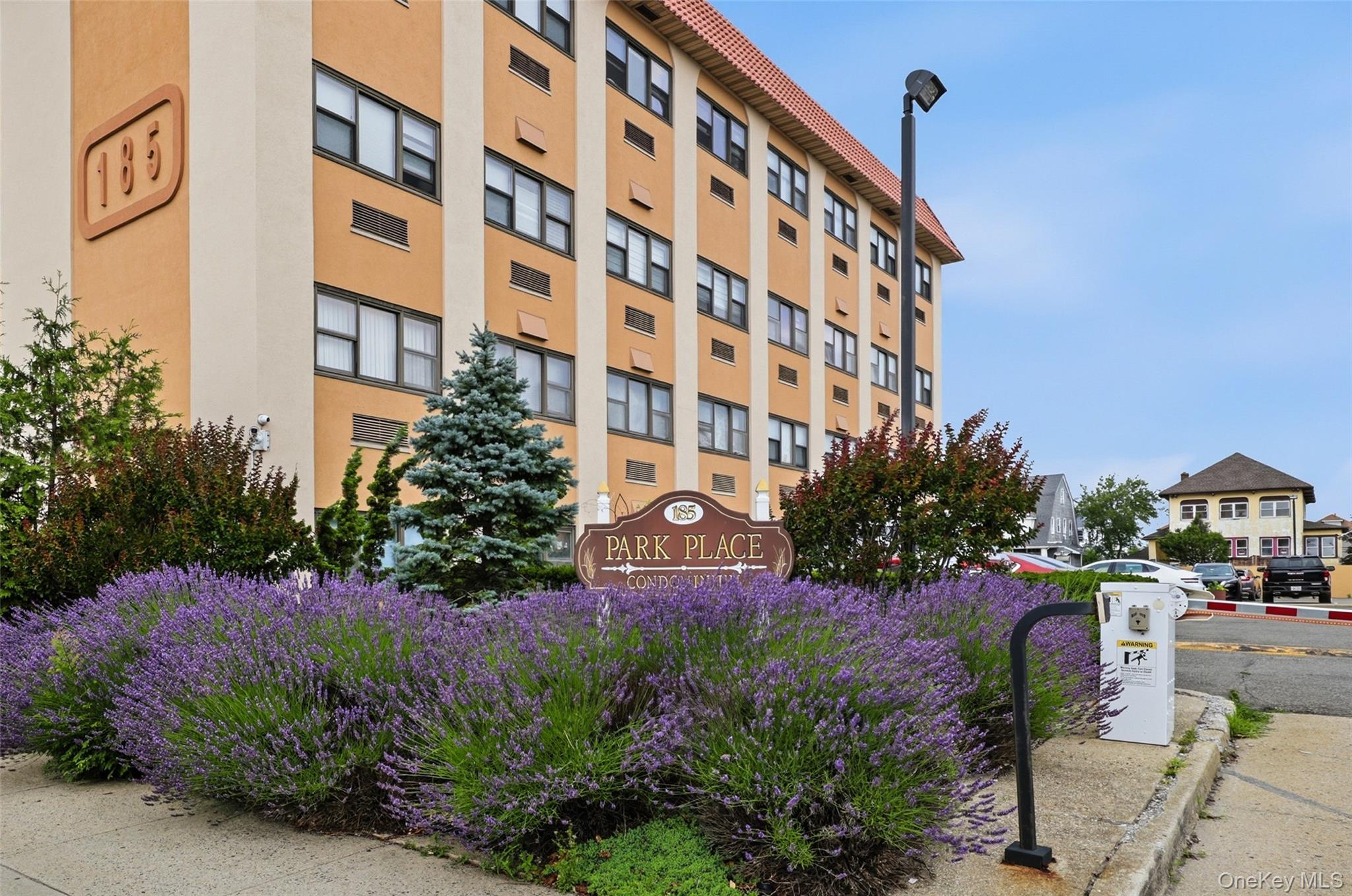 185 W Park Avenue, Unit 518