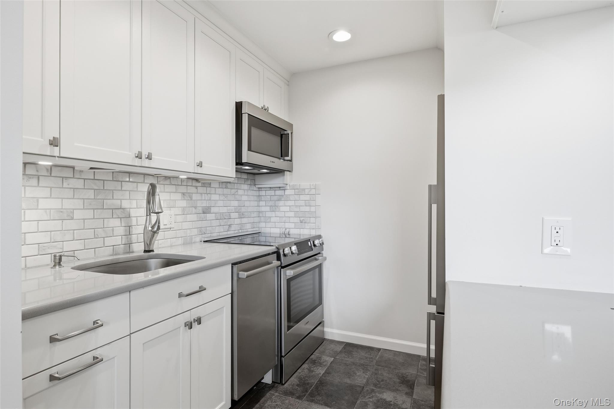 185 W Park Avenue, Unit 518 photo 10