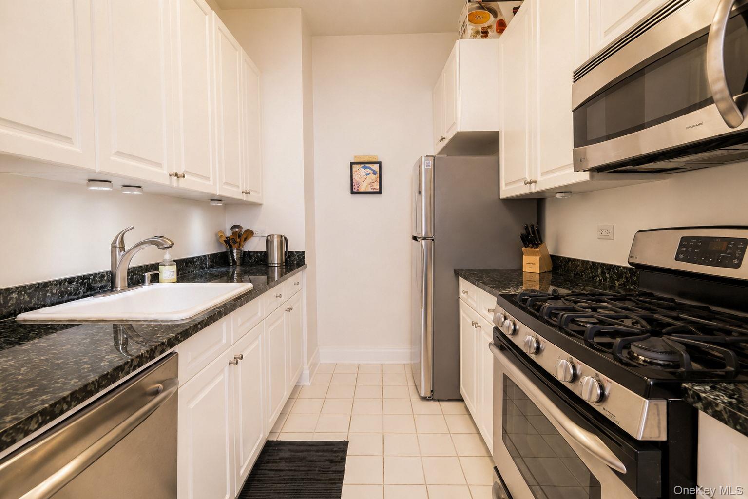 1 Scarsdale Road, Unit 409 photo 19