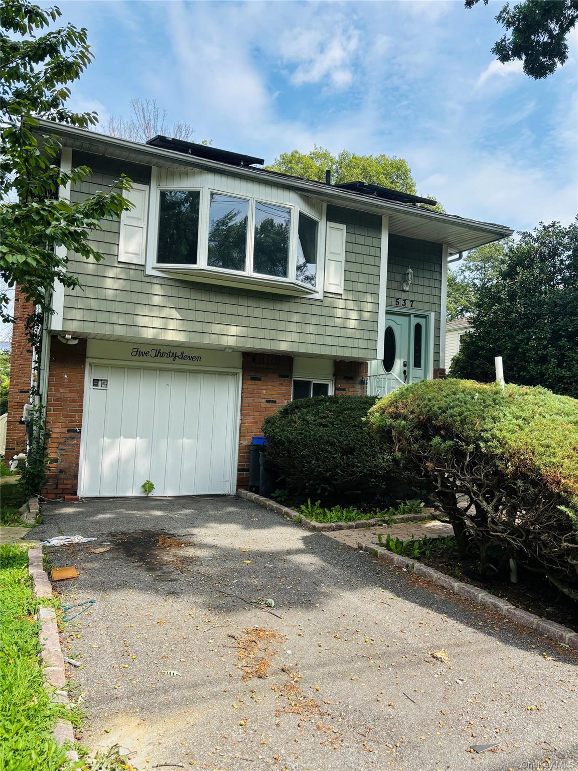 537 Lakeway Drive – For Sale