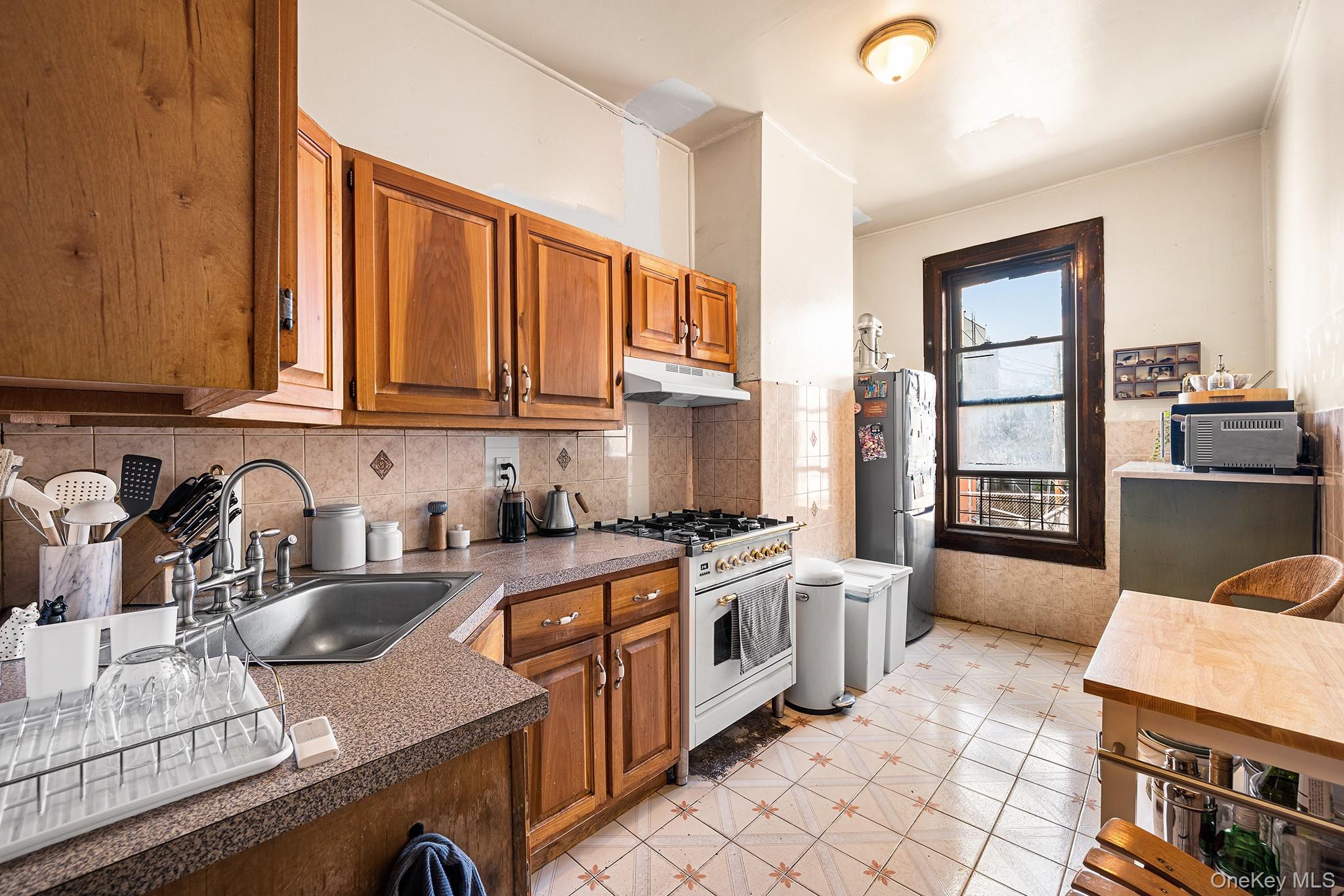 601 Knickerbocker Avenue – For Sale photo 12