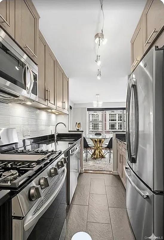 370 E 76th Street, Unit B1102 photo 5