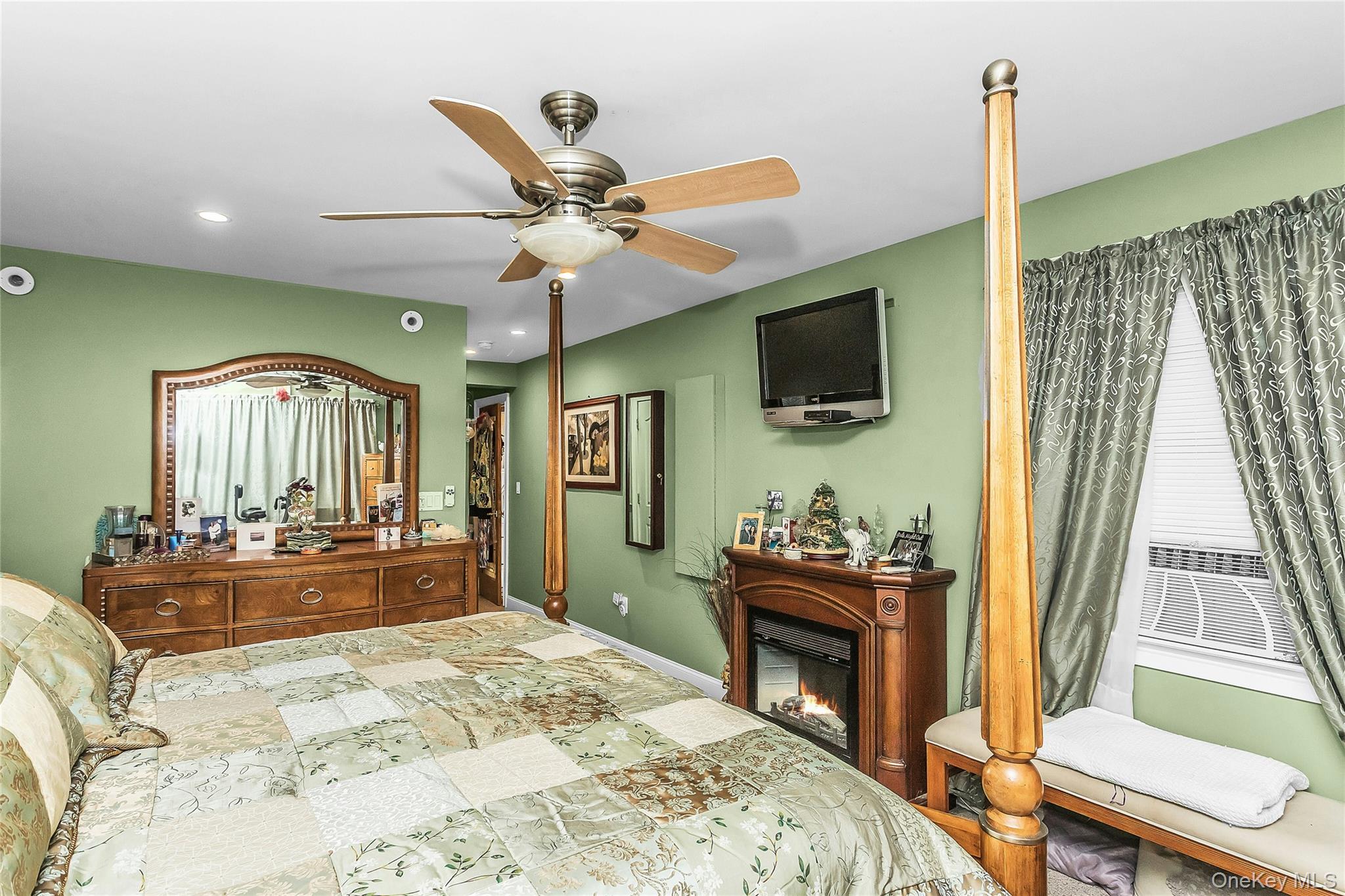 18 Hedge Lane – For Sale photo 14