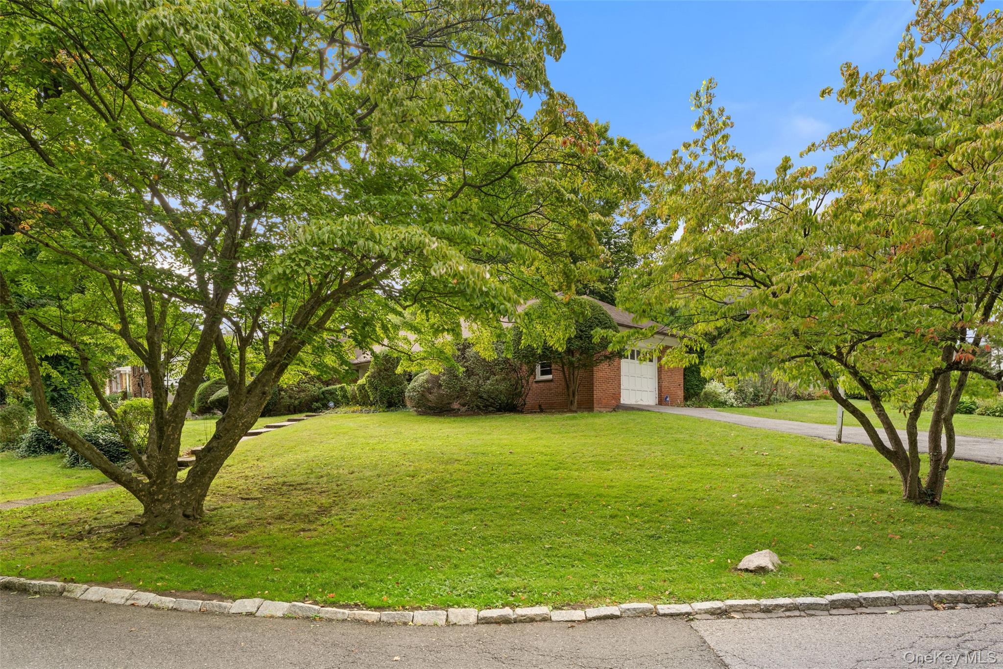 418 Read Avenue – For Sale photo 2