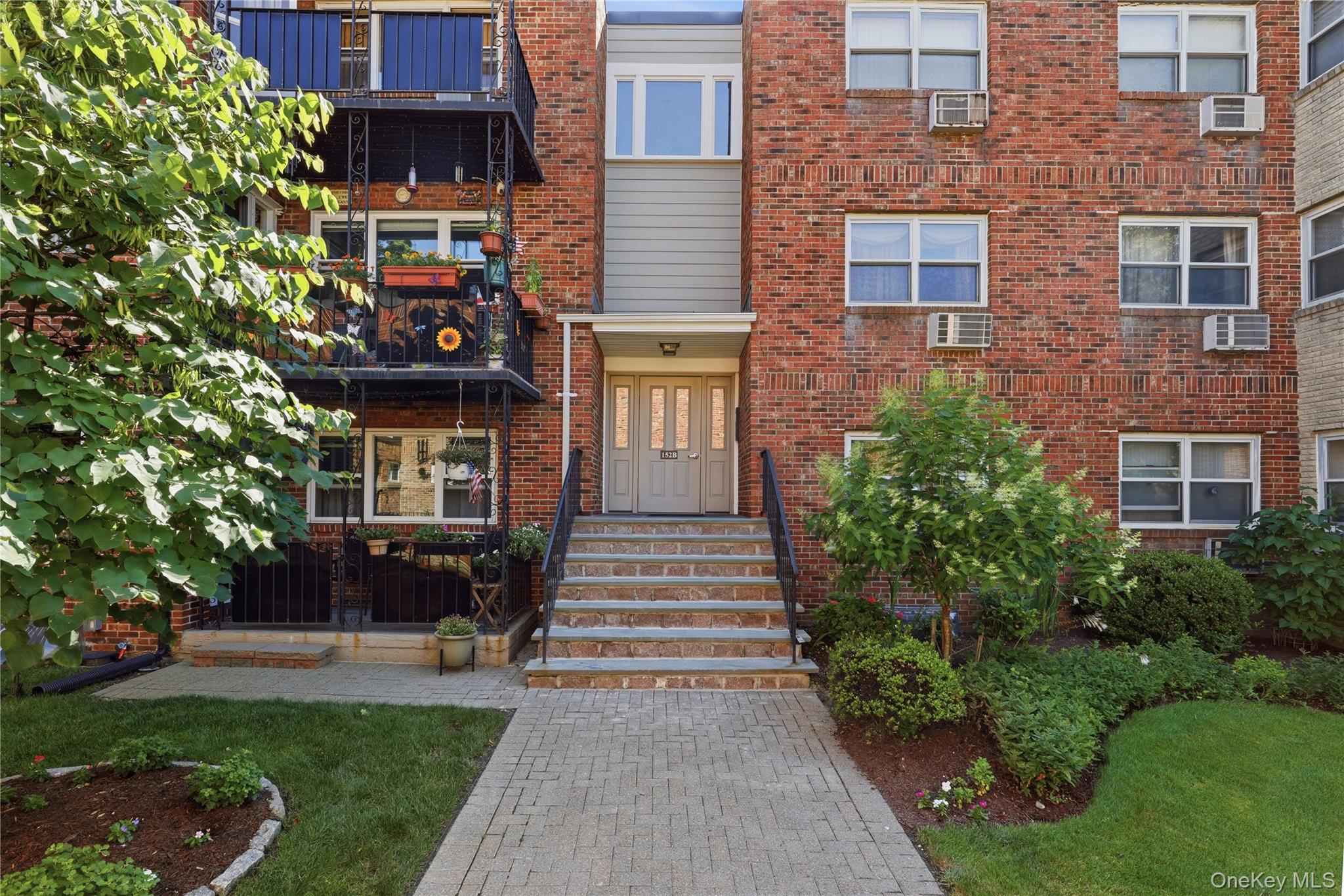 152 B N Broadway, Unit 2E photo 2