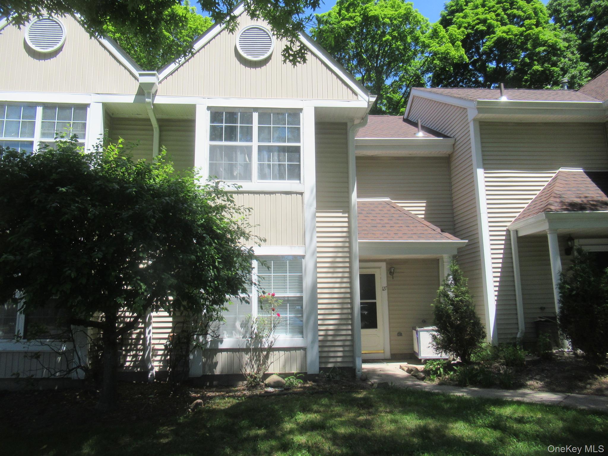 127 Creekside Circle – For Sale photo 2