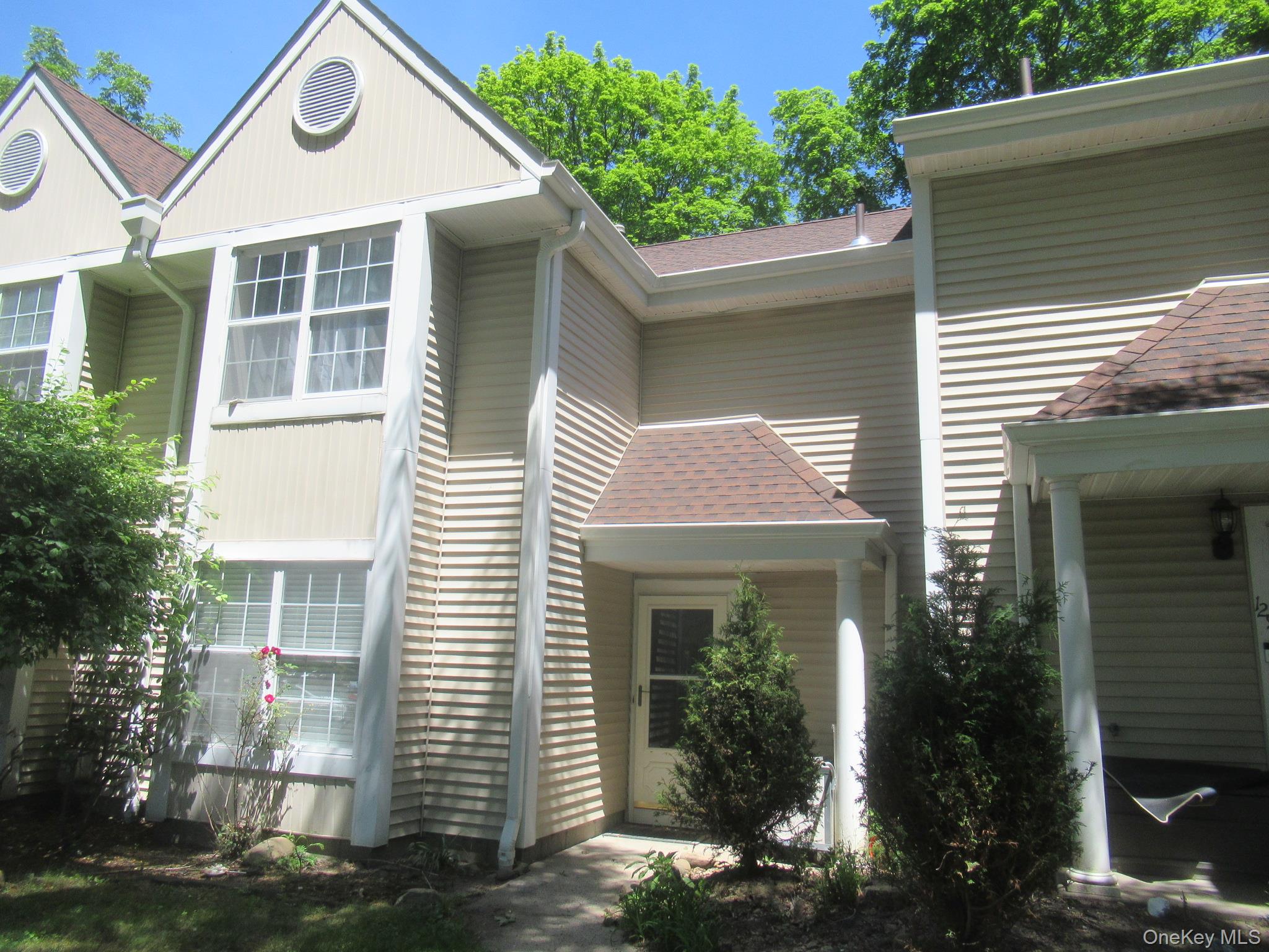 127 Creekside Circle – For Sale photo 3