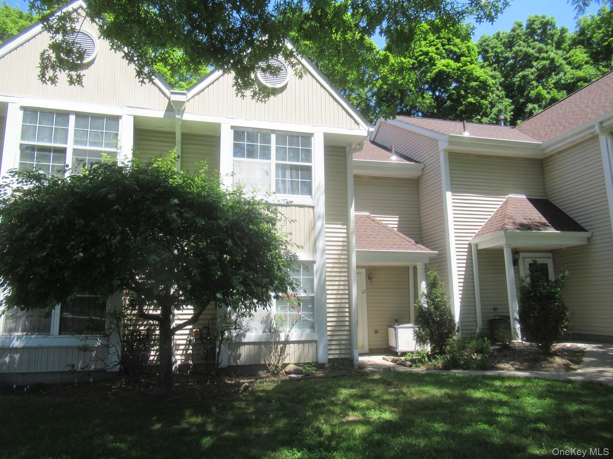 127 Creekside Circle – For Sale