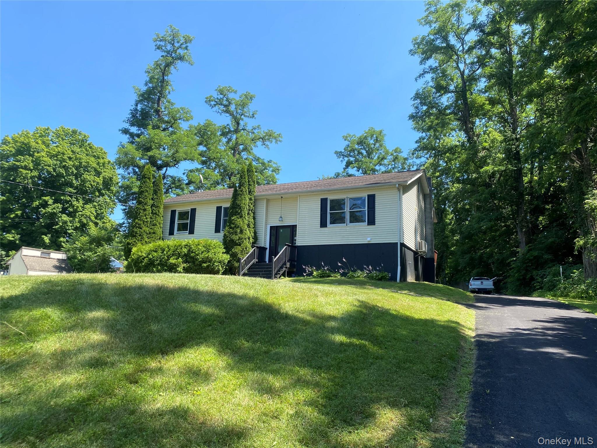 619 Creekside Road – For Sale photo 3