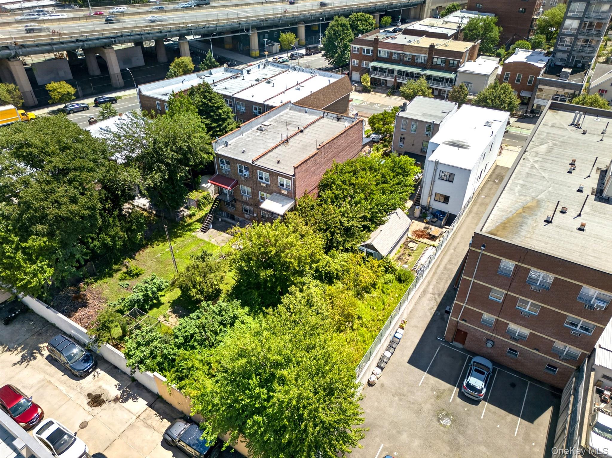 25-14 Crescent Street – For Sale photo 6