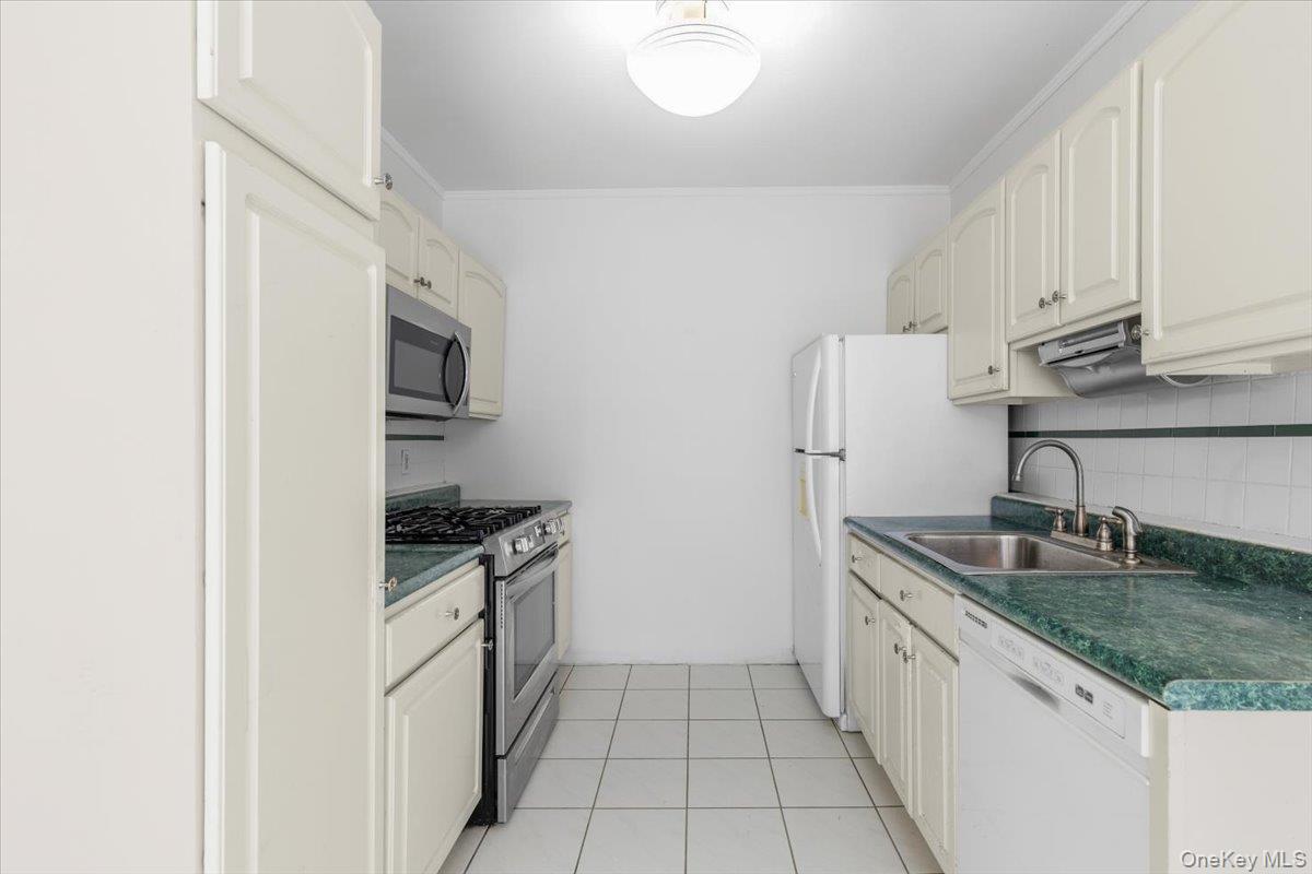 250 Bronxville Road, Unit 4H photo 14