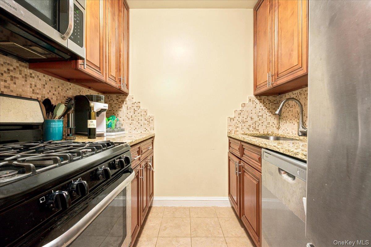 70-25 Yellowstone Boulevard, Unit 7X photo 14