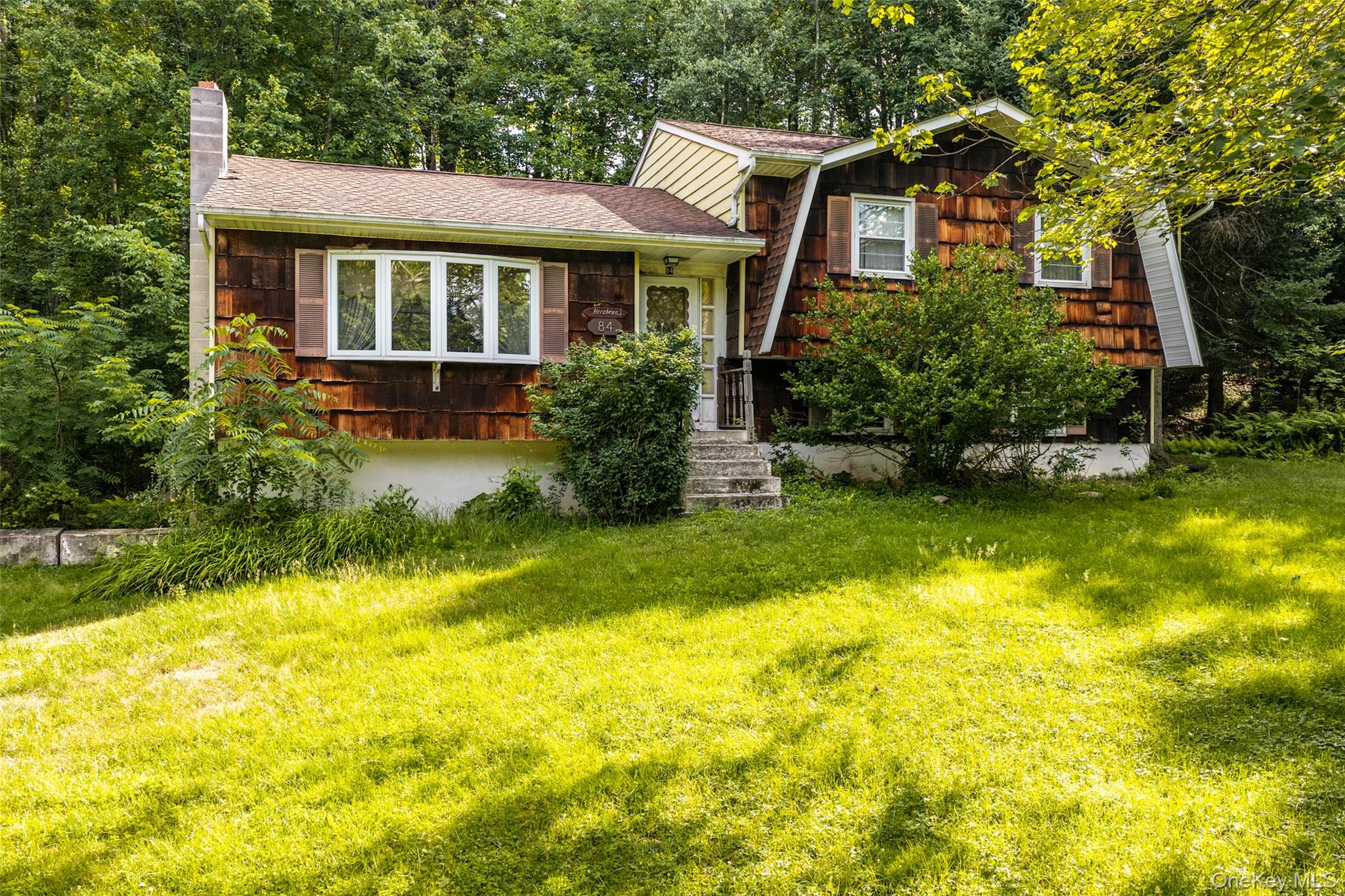 84 Railroad Avenue – For Sale photo 2