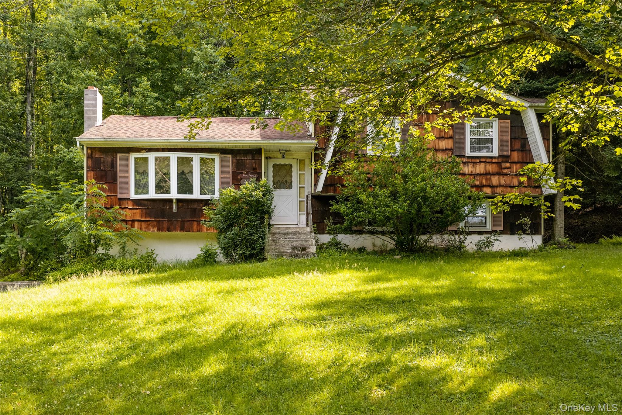 84 Railroad Avenue – For Sale
