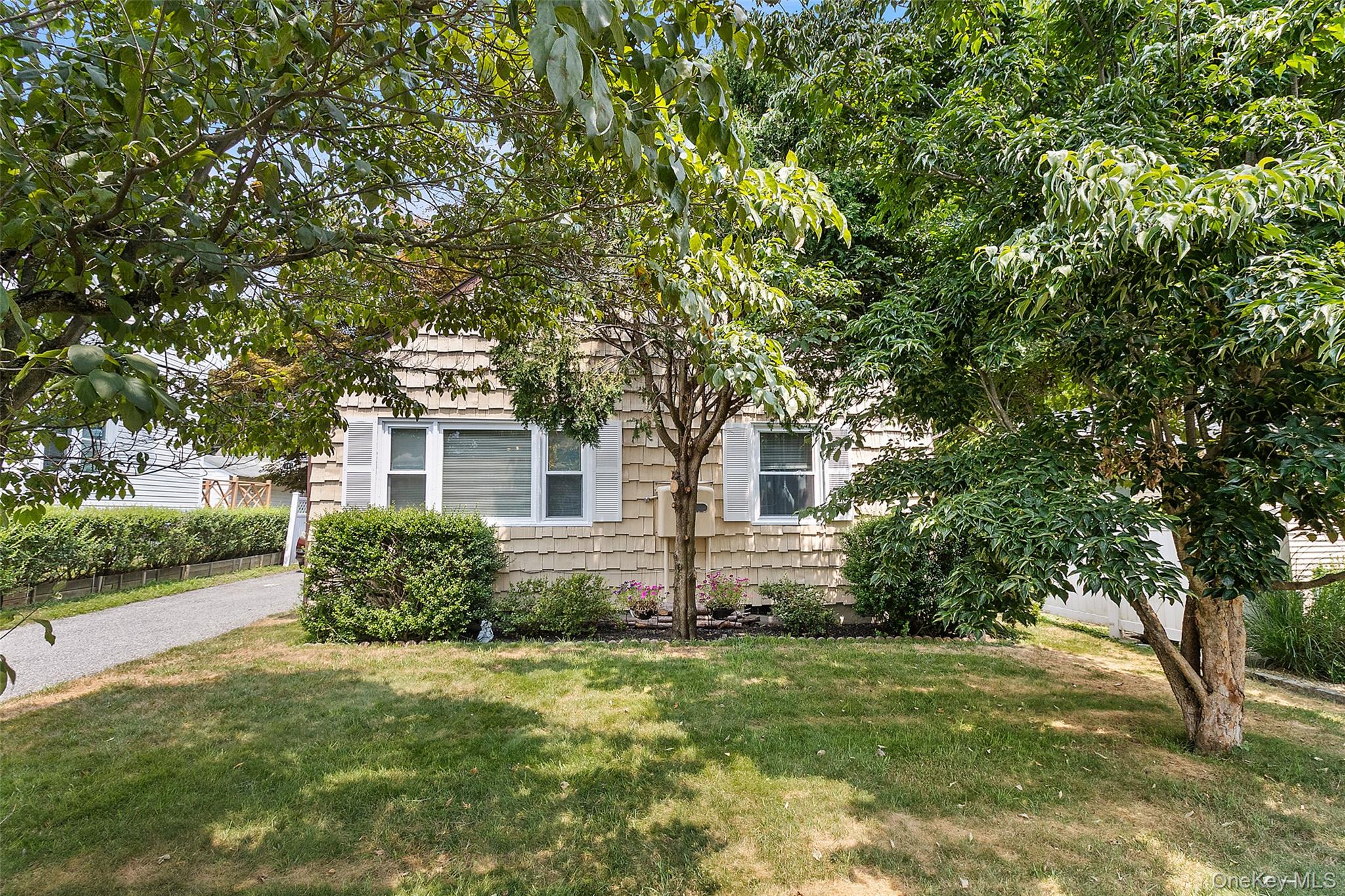 23 Gates Avenue – For Sale photo 3