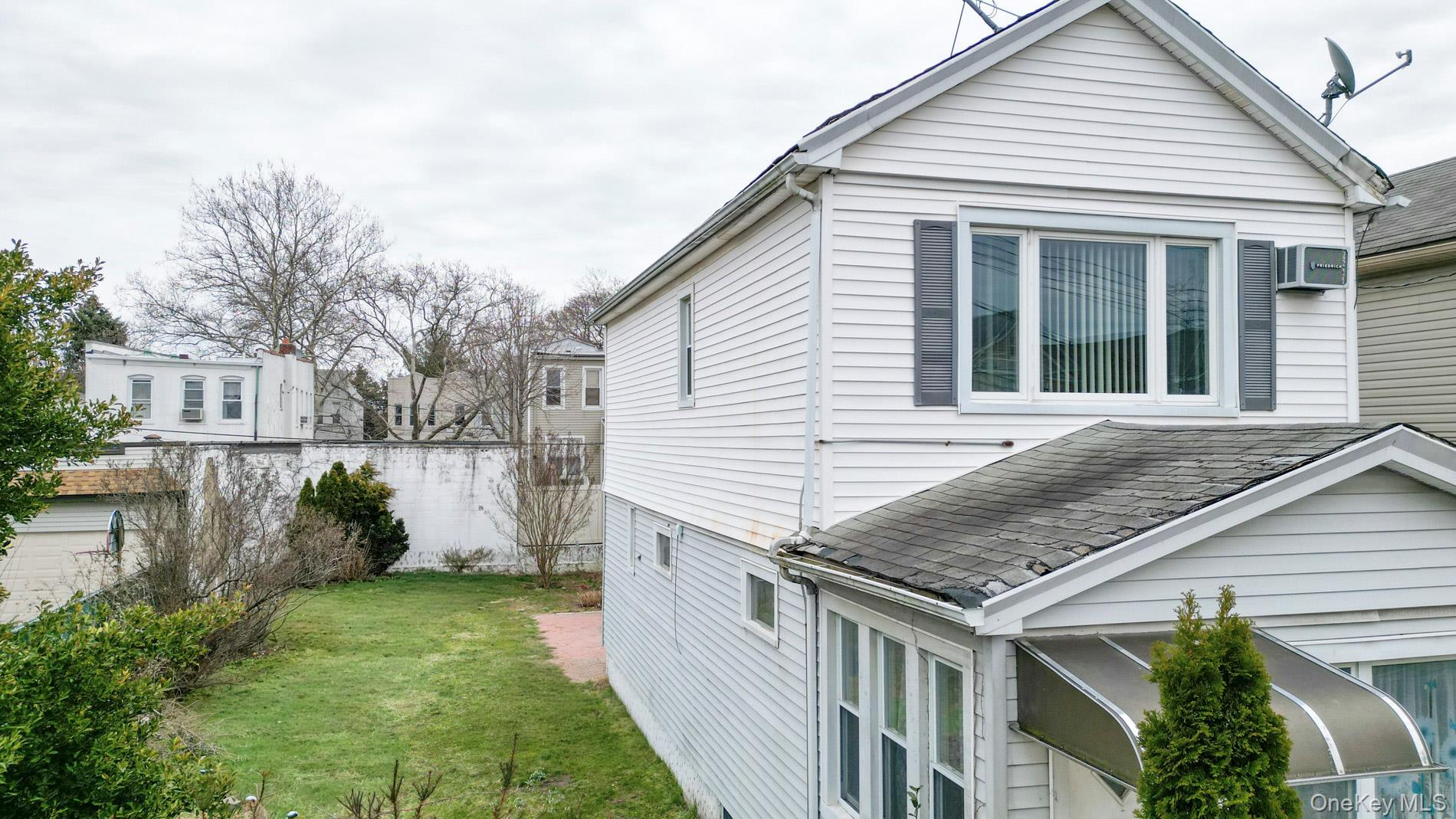 7025 71st Place – For Sale photo 2