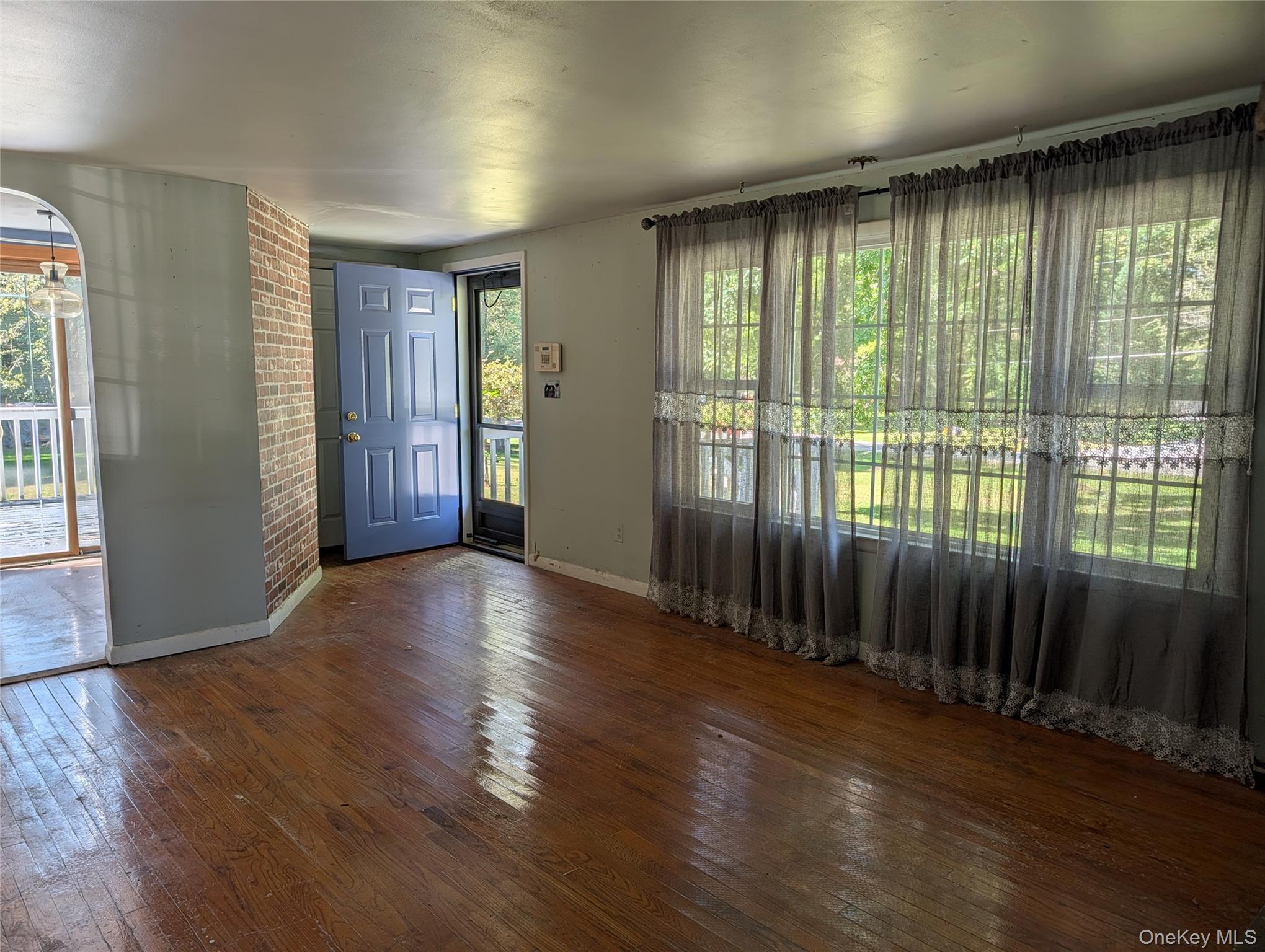 6 White Oak Terrace – For Sale photo 3
