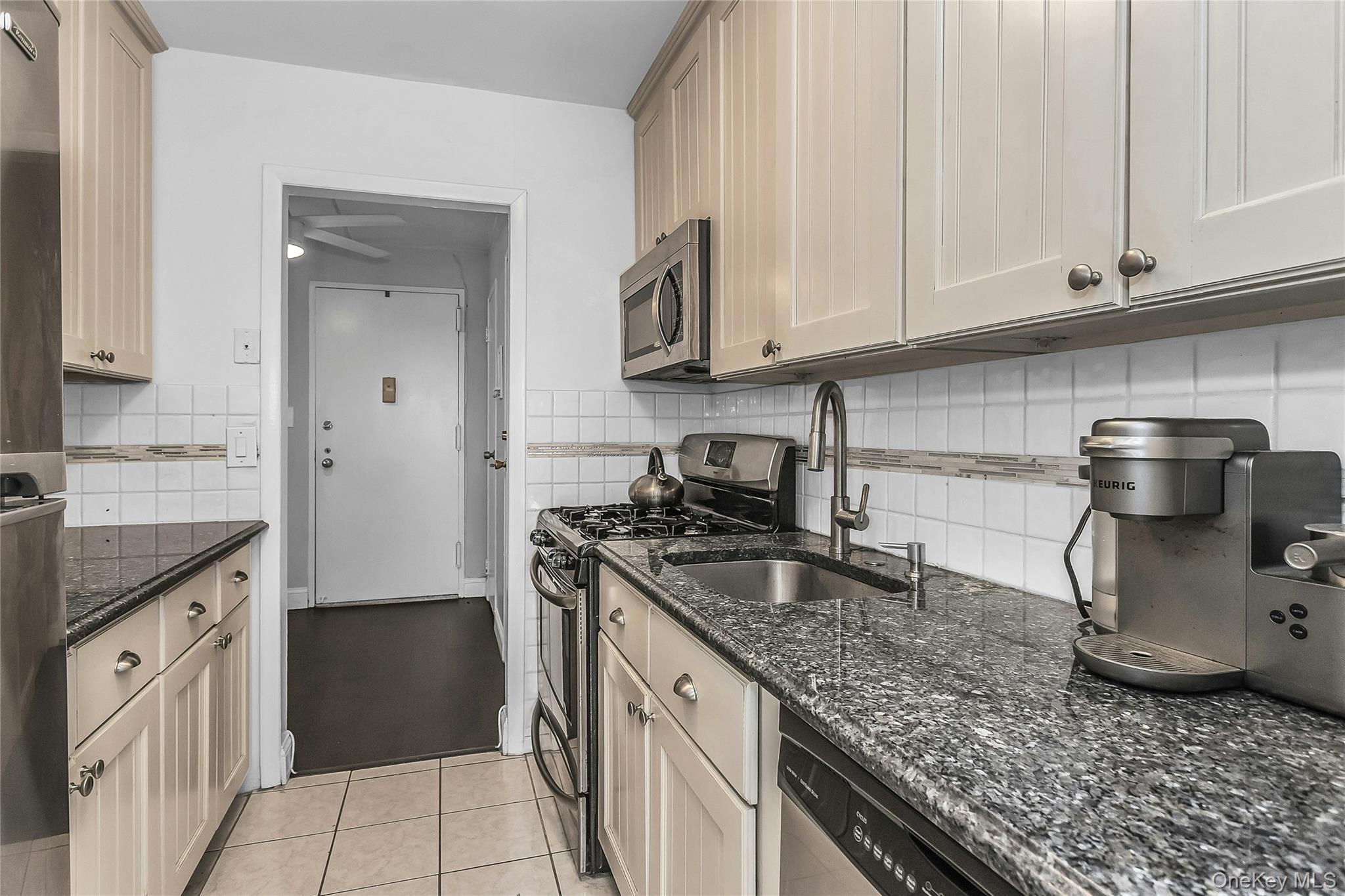 135 Post Avenue, Unit 6B photo 16
