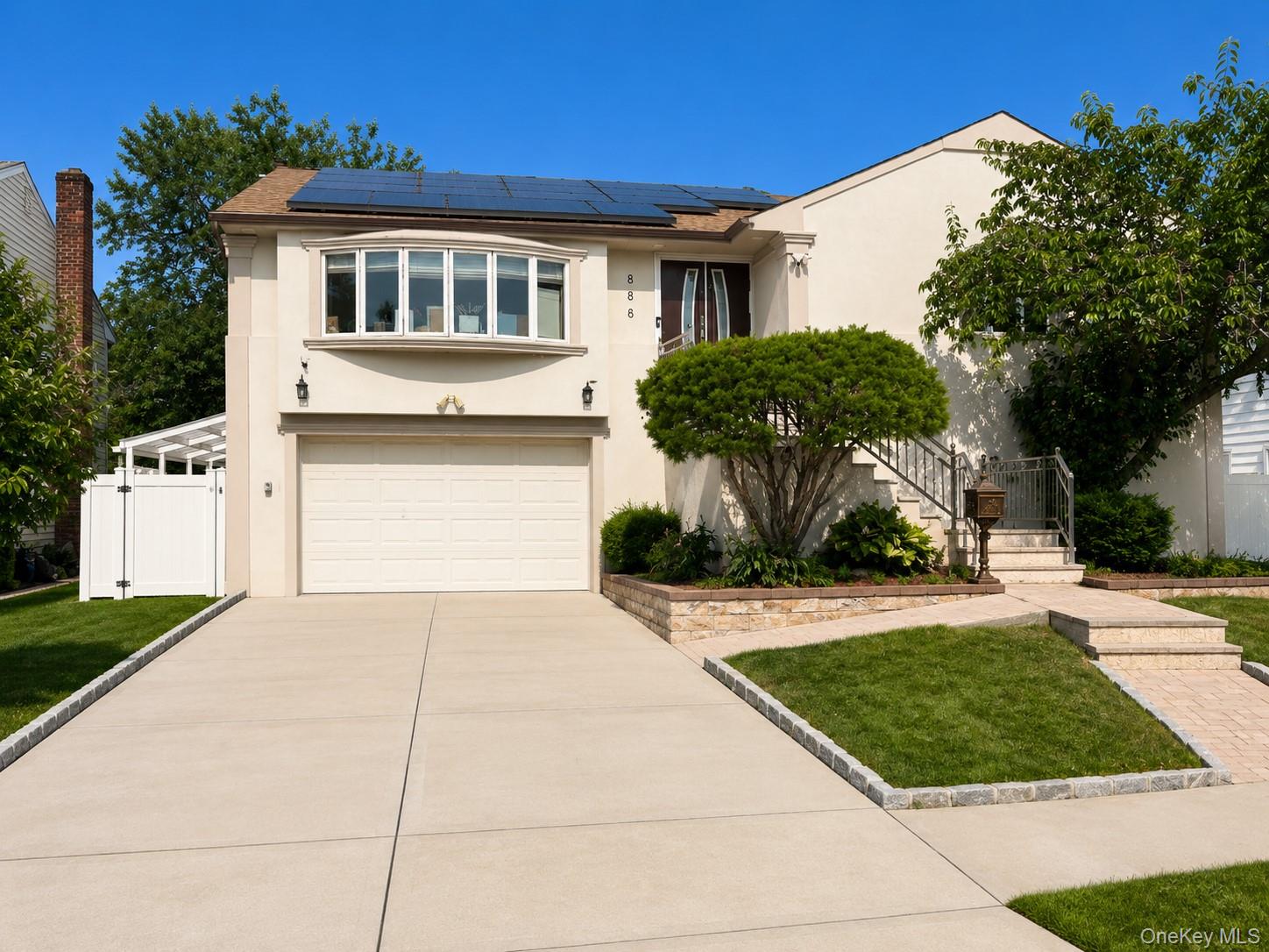 886 Woodmere Drive – For Sale