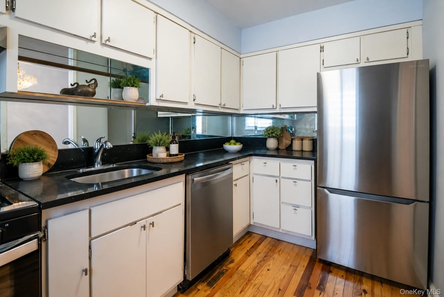 221 Middle Neck Road, Unit G5 photo 18