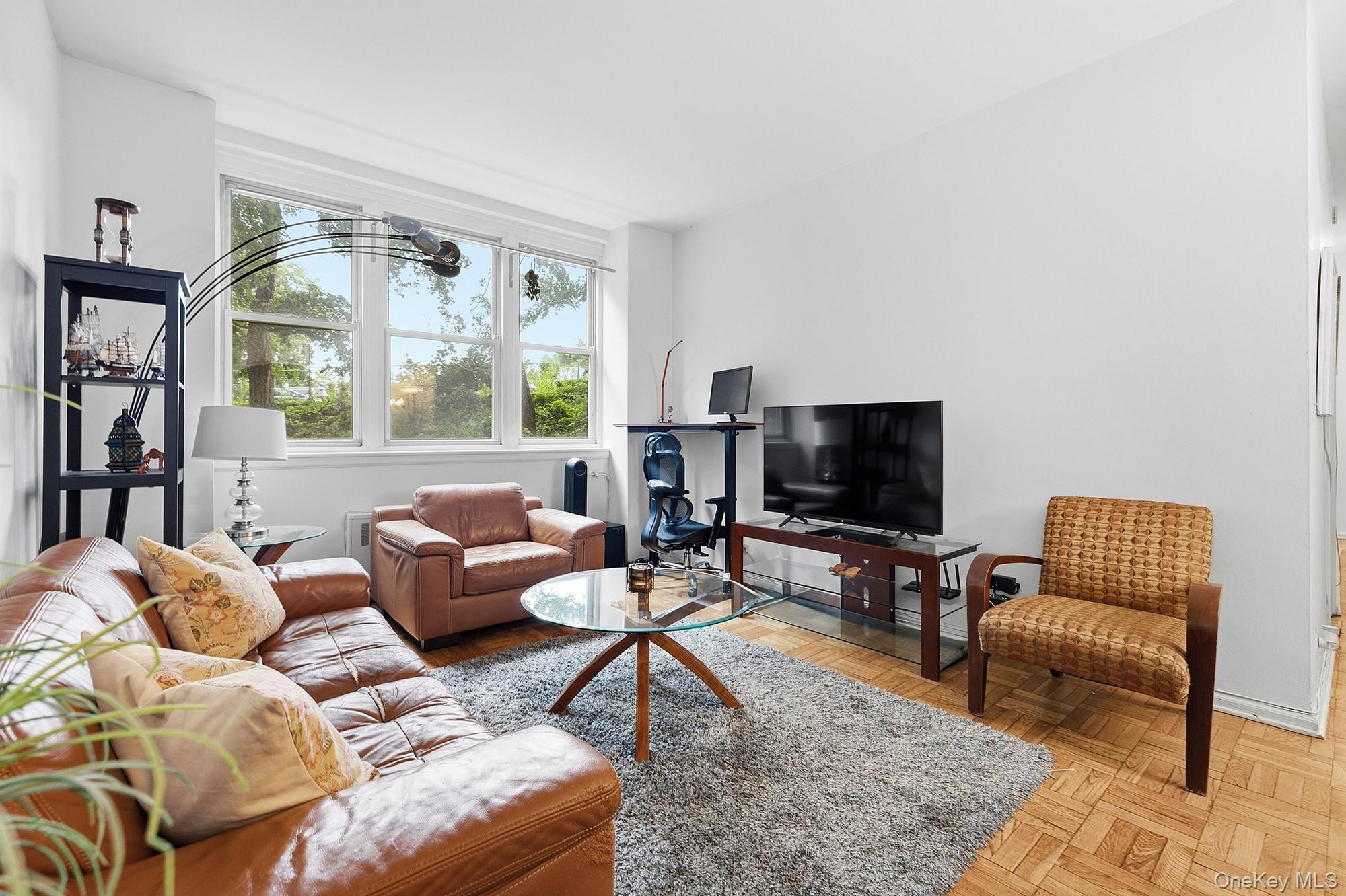 55 Knolls Crescent, Unit 1B photo 5