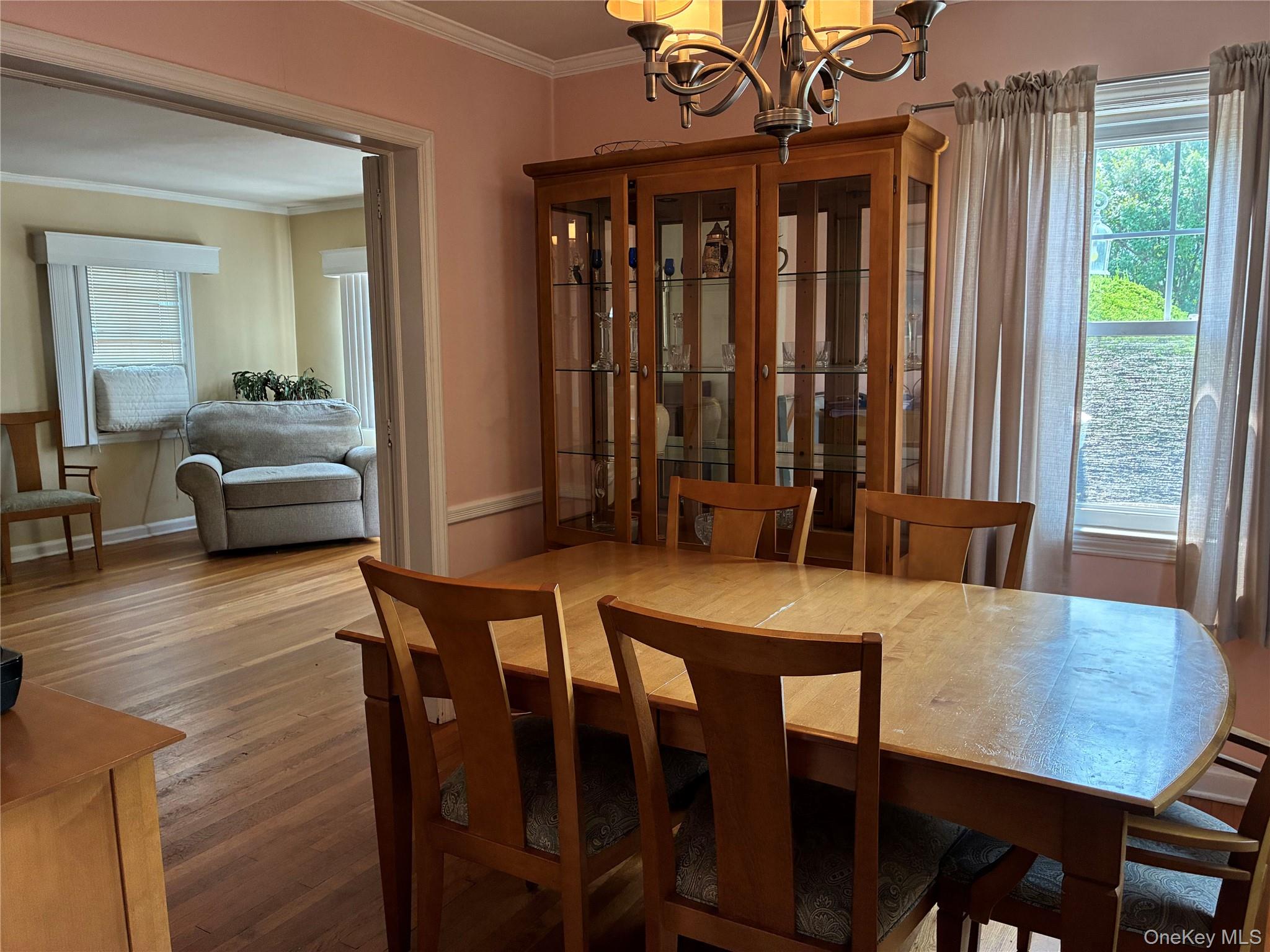 553 W Beech Street – For Sale photo 4