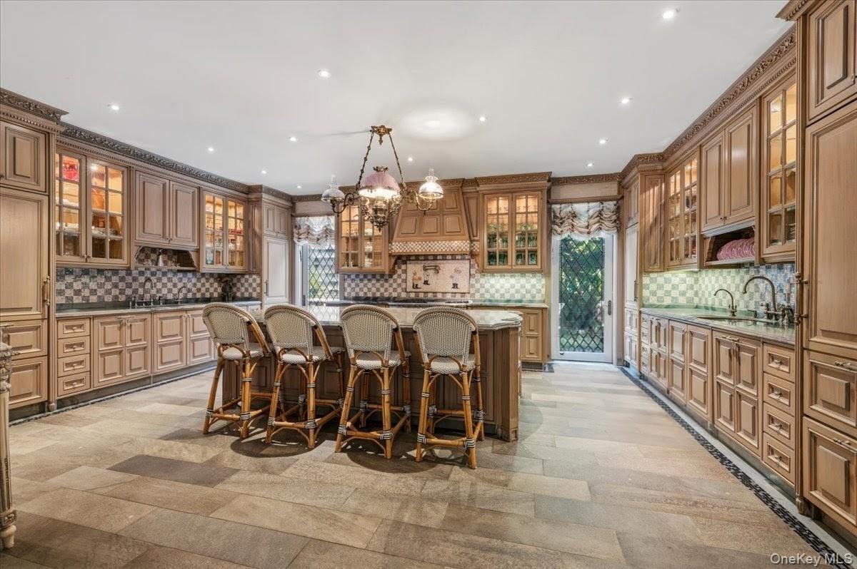 17 sutton Place – For Sale photo 11