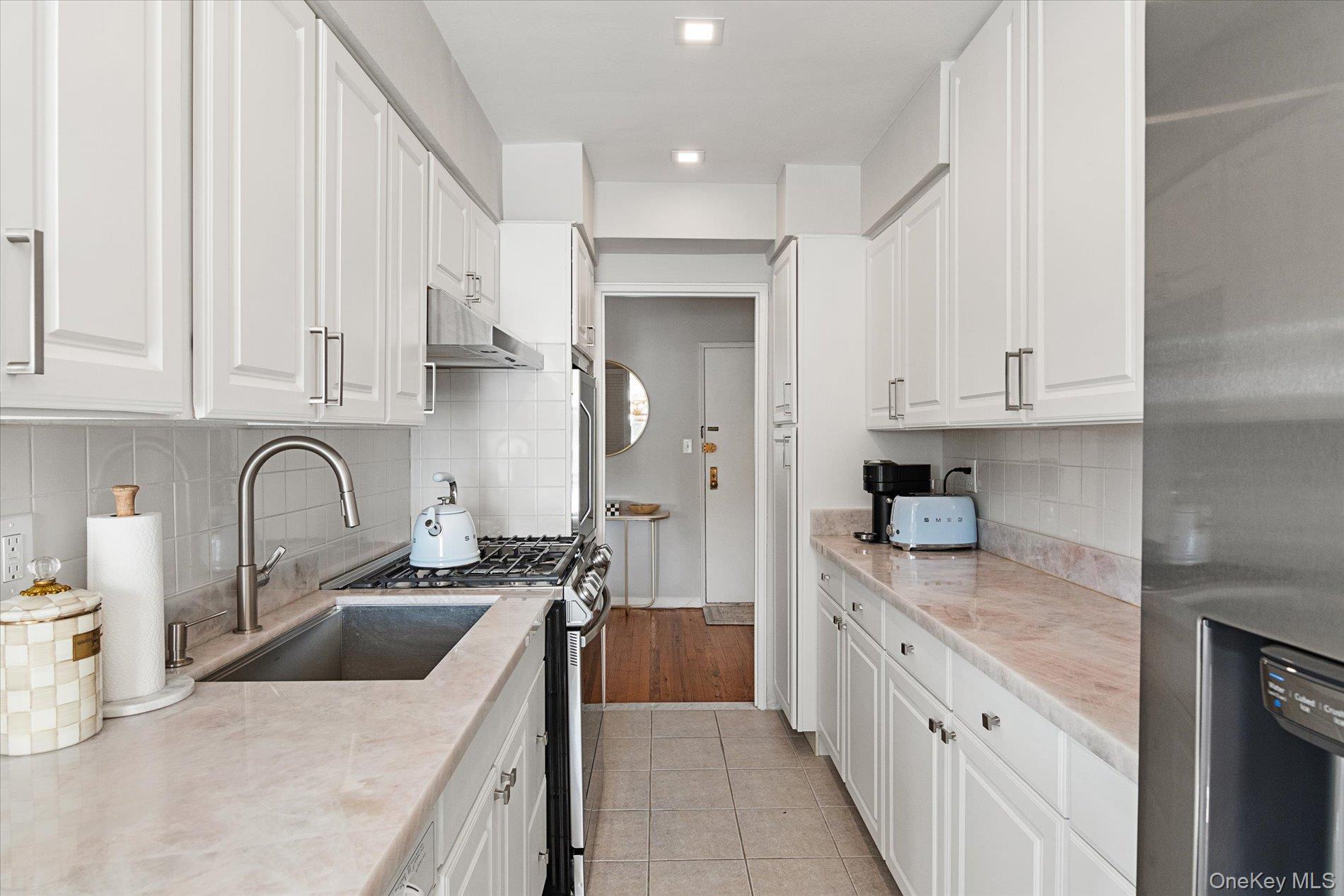 60 Hempstead Avenue, Unit 2C photo 4
