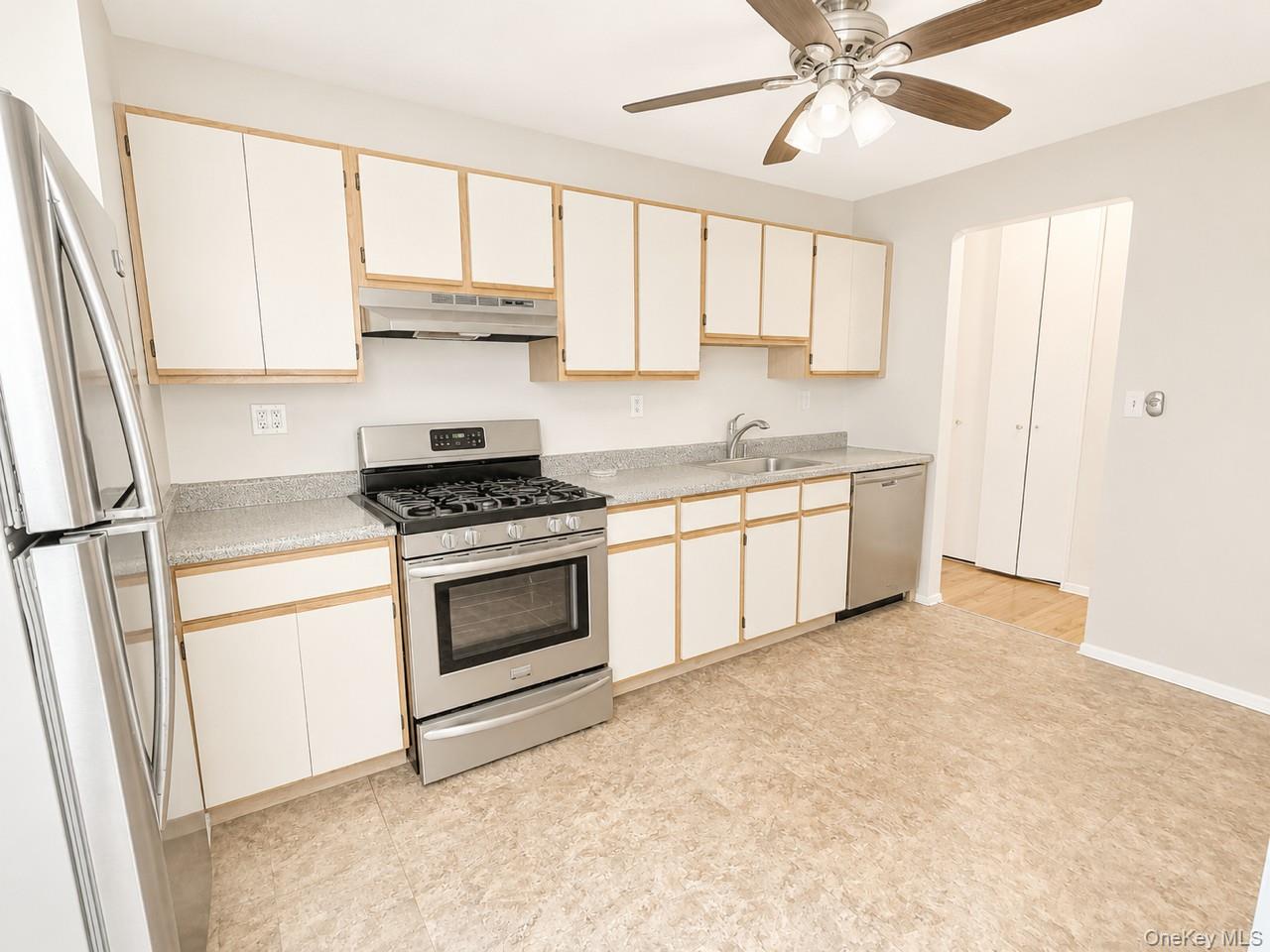 410 E Broadway, Unit 4T photo 8