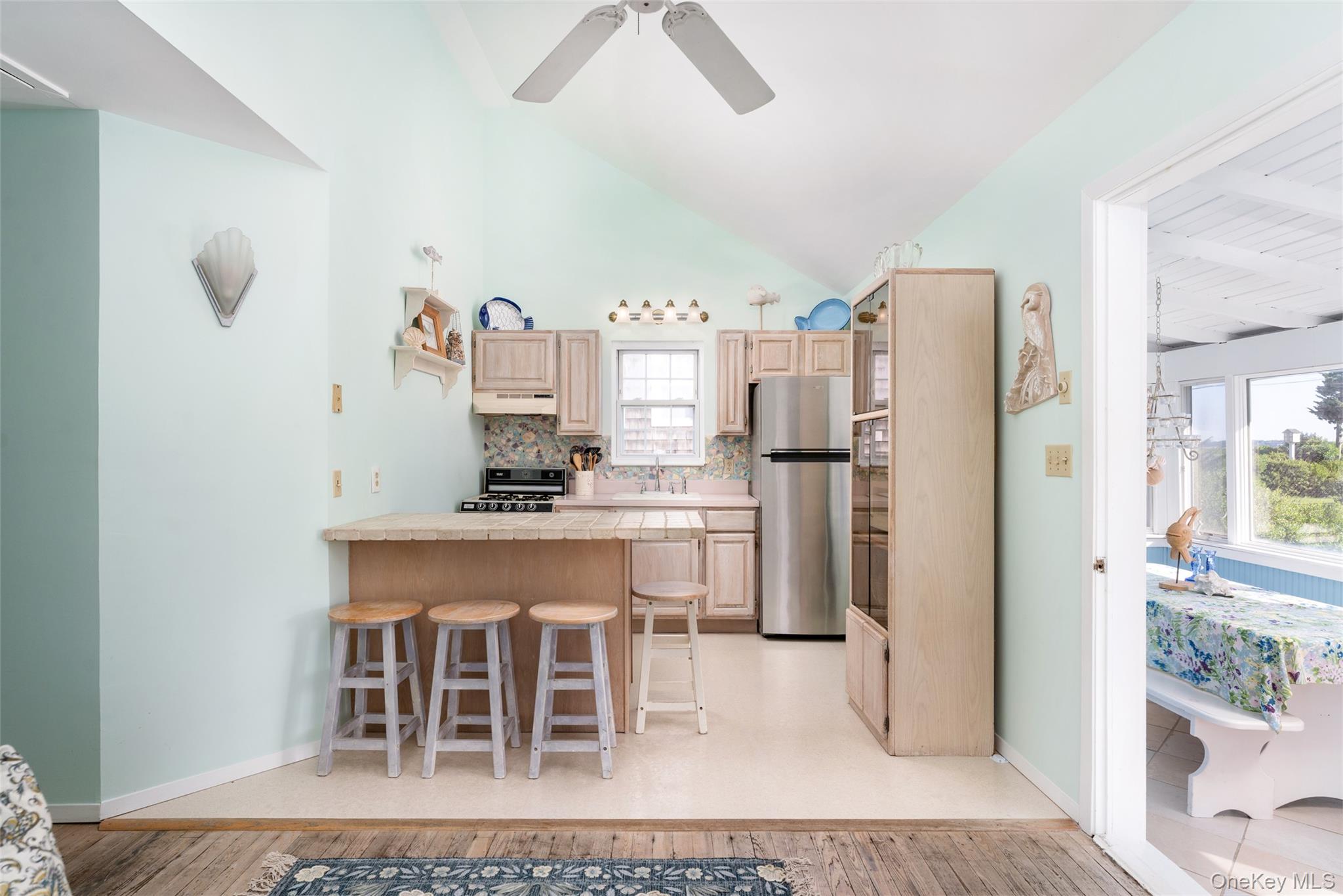 18 Beach – For Sale photo 9