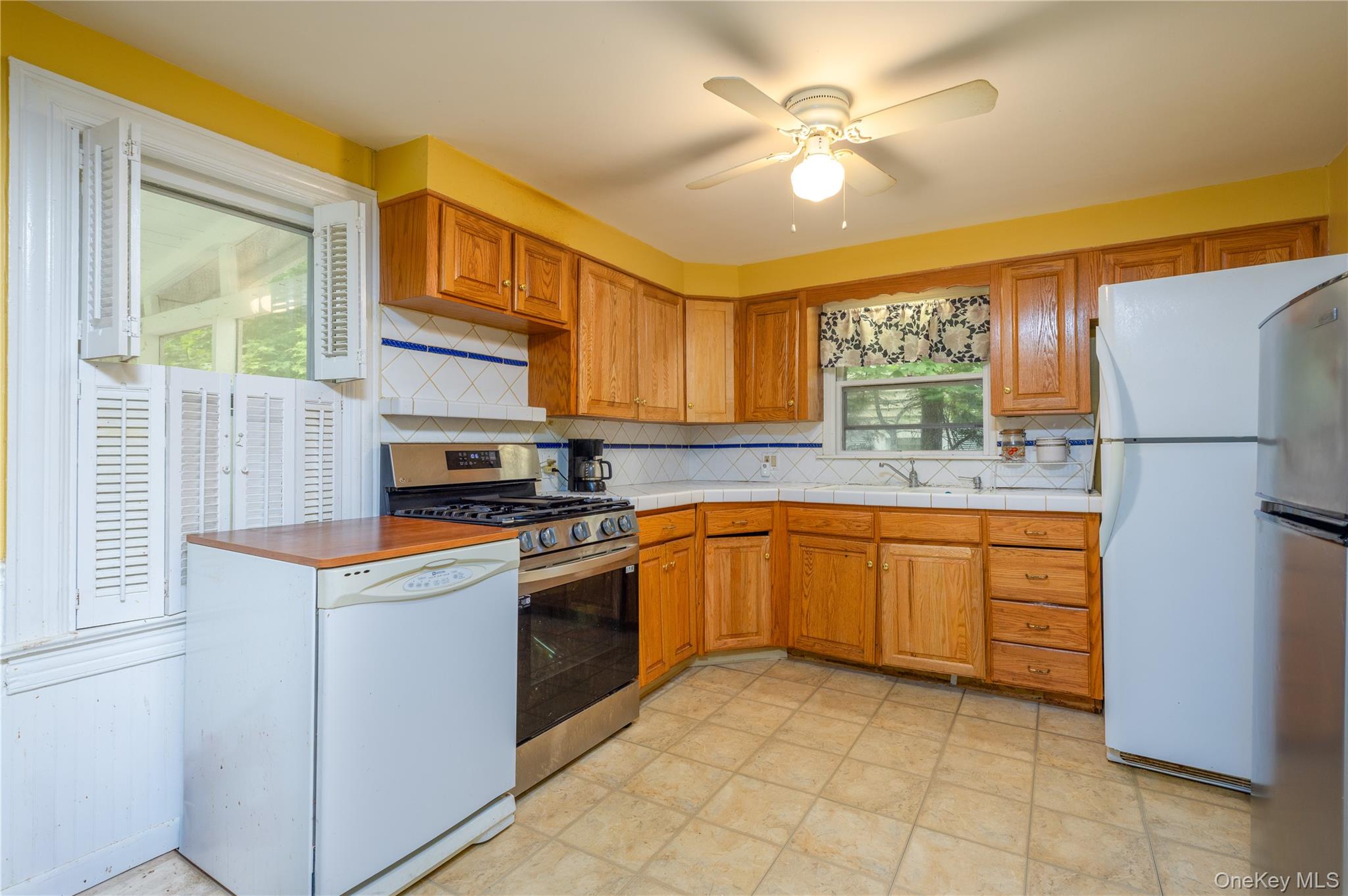 22 W Crooked Hill Road – For Sale photo 11